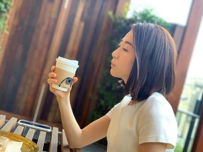 yuu sakuraiさんのインスタグラム写真 - (yuu sakuraiInstagram)「こんにちは☆  皆さんは〝coffee〟はお好きですか⁇  私は、ある方と出逢いcoffeeという飲みものの良さをより深く知ることができてもっともっと好きになりました。  その方は、フリーアナウンサーとして 日々いろんなイベントやメディアでのお仕事を任されていて、 300人から1000人規模の舞台の上での司会を務め多くの企業さんから信頼を置かれている MK CAFEのオーナーの奥様☆ サオリさんとの出会いです！ @mk_kiku  @saorian  サオリさんと出逢ってからプレゼントで頂くものも自分に取り入れるものも　 全て本当に良いものをチョイスしているんだなという事が伝わってきて 素敵な方だなと思っておりましたが、  そこから菊池オーナーとサオリさんとのお話の中で、サオリさんがとんでもなくコーヒー好き☕️という事から、 MK CAFEでお出ししているコーヒーをプロデュースして頂けないか⁇というお話になり、  サオリさんもずっと自分が本当に美味しいと思うコーヒーを出してみたかったんですと 初のコーヒープロデュースをされることになりました！  今までで　1000件以上に渡りカフェのコーヒーを飲み比べてきたサオリさんは、 お客様に本当に喜ばれるものをご提供したいと、 ひきたてのcoffeeをお店で出す為、 60年の歴史を持つcoffeeを焙煎している工場の方から豆を仕入れブレンドし、  現在8月30日のサオリさんのお誕生日より MK CAFEにてサオリさんプロデュースの 『30coffee』が発売スタートいたしました☆  リリース初日から沢山のお客様がご来店され、ホットでご提供している オリジナルティコーヒーも、 12時間水出しで作っている コールドブリュー も、  わざわざ地方から足を運ぶ方がいるほど人気です☆  本当に毎日でも飲みたいくらい美味しい〜！ これからMK CAFEだけじゃく サオリさんが立つアナウンサーのお仕事の場所でもcoffeeのご提供をしていく事から、 『30coffee』のロゴ作りをしよう！ という事になり、 せっかくなら新しく産まれたこのコーヒーをともに盛り上げて下さる方にロゴ作りをお願いできたらと考えております♪  30 coffeeと共に知名度を上げたい方がいらっしゃいましたら私までご連絡を頂けますと嬉しいです！  これからの広がりが本当に楽しみです☆ :  #power #food  #happy  #smile #dream  #フードコーディネーター #食育インストラクター #テーブルコーディネーター  #東京 #鯖バーガー #coffee #instagood #tbt #art #style #love #fitness #life #healthy #鯖バーガー専門店 #38ism.  #おうちごはん #商品開発 #料理 #レシピ #時短料理 #30coffee」10月5日 20時47分 - food_yuu