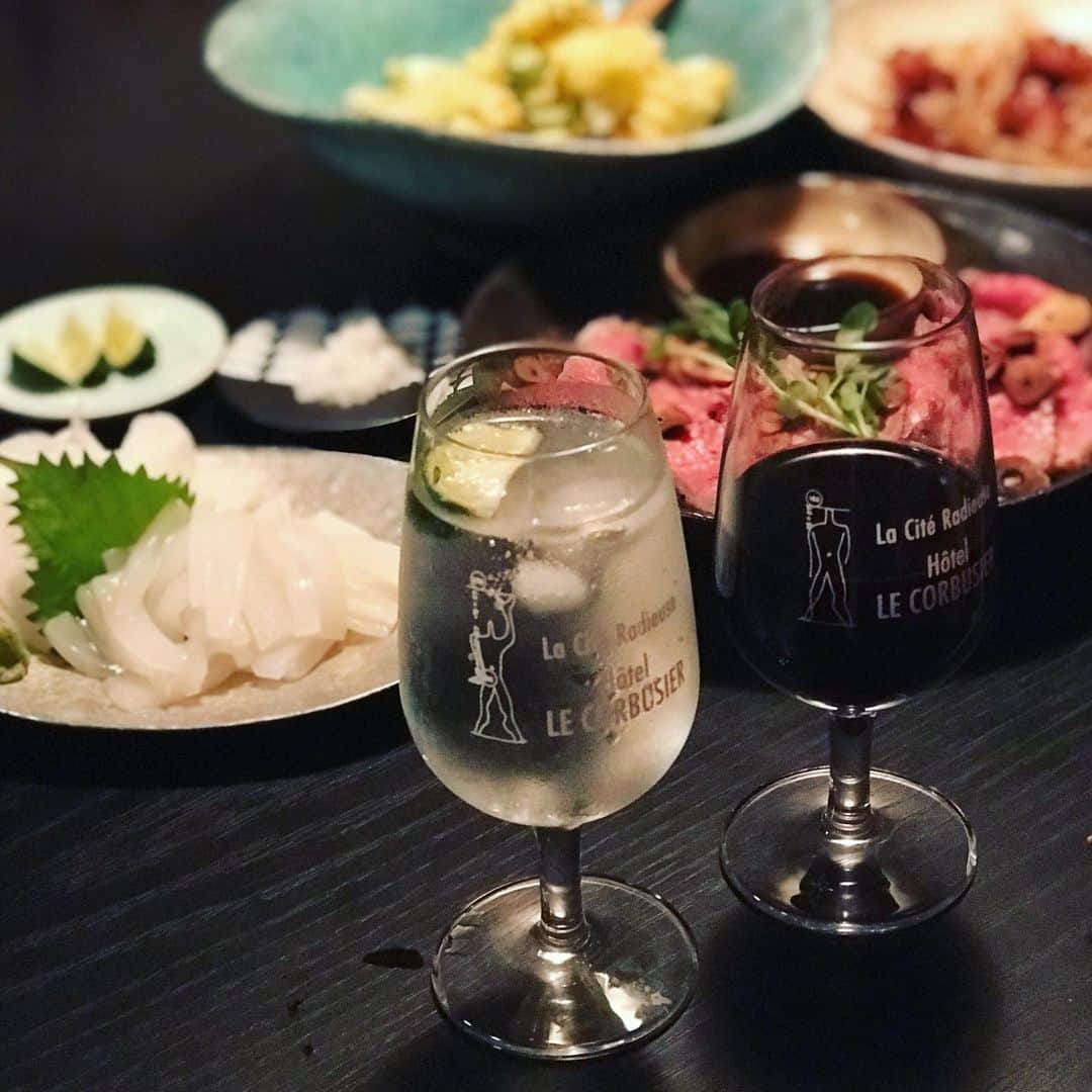 のインスタグラム：「週末の乾杯🥂 料理する私をよそに、カウンター越しに主人の飲みがはじまった本日🍑🍷 相当、お腹が減っていたようで 知らぬ間にお箸がでていて、出来上がったものを、次から次へとつまんでおりました😳コラー笑  今日のメニューは、 ローストビーフ（にんにくチップ焦げ気味w）、ポテトサラダ、 富山県産アオリイカ、明石蛸のたこぶつ、 〆は秋刀魚のおにぎりでした🥢  メニューはまとまりがなかったけど、 飲みのあてには良かったかな🤣🤣🤣 #乾杯 #週末ごはん #lecorbusier #izmeshi」