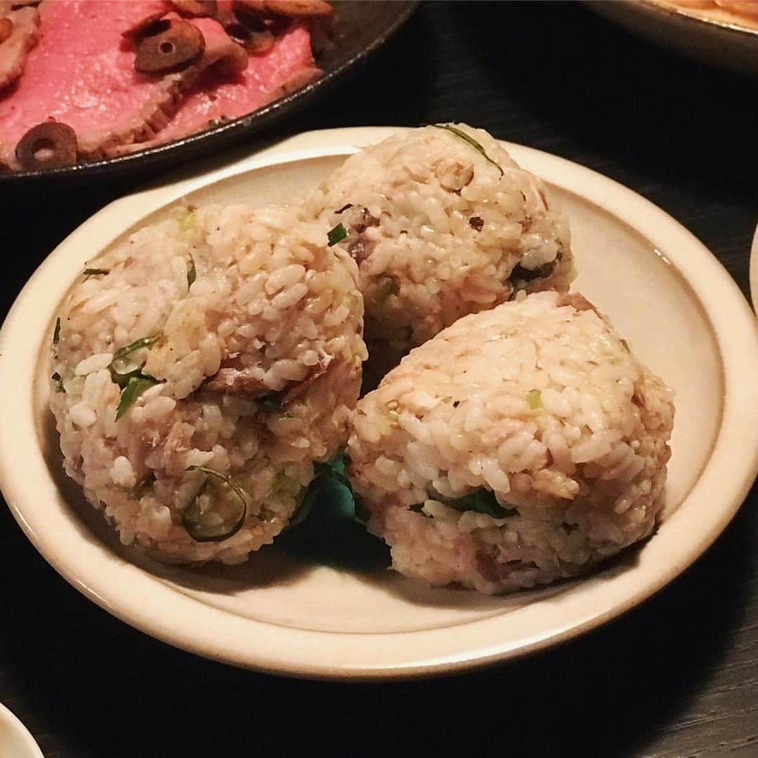 澤田泉美さんのインスタグラム写真 - (澤田泉美Instagram)「週末の乾杯🥂 料理する私をよそに、カウンター越しに主人の飲みがはじまった本日🍑🍷 相当、お腹が減っていたようで 知らぬ間にお箸がでていて、出来上がったものを、次から次へとつまんでおりました😳コラー笑  今日のメニューは、 ローストビーフ（にんにくチップ焦げ気味w）、ポテトサラダ、 富山県産アオリイカ、明石蛸のたこぶつ、 〆は秋刀魚のおにぎりでした🥢  メニューはまとまりがなかったけど、 飲みのあてには良かったかな🤣🤣🤣 #乾杯 #週末ごはん #lecorbusier #izmeshi」10月5日 20時55分 - izumi.sawada