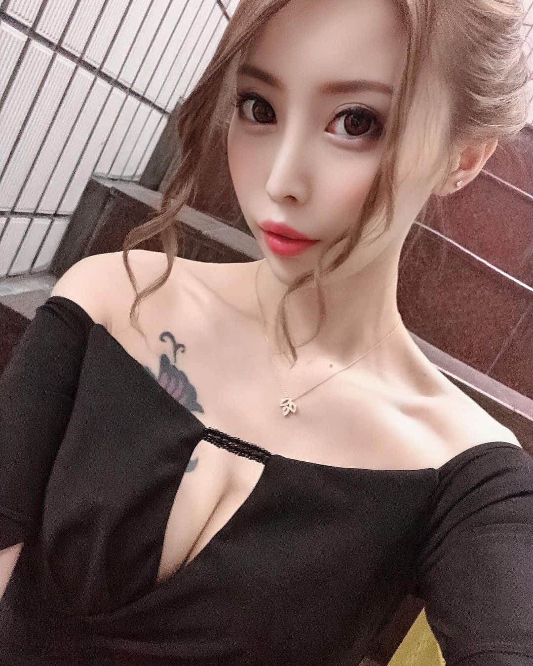 高橋沙弥華のインスタグラム：「長袖ひらひら👗💓 形が珍しくてまぢ可愛い😍  #エンジェルアール @angelr_dress #ドレス #きよみん #black #シンプル #simple」
