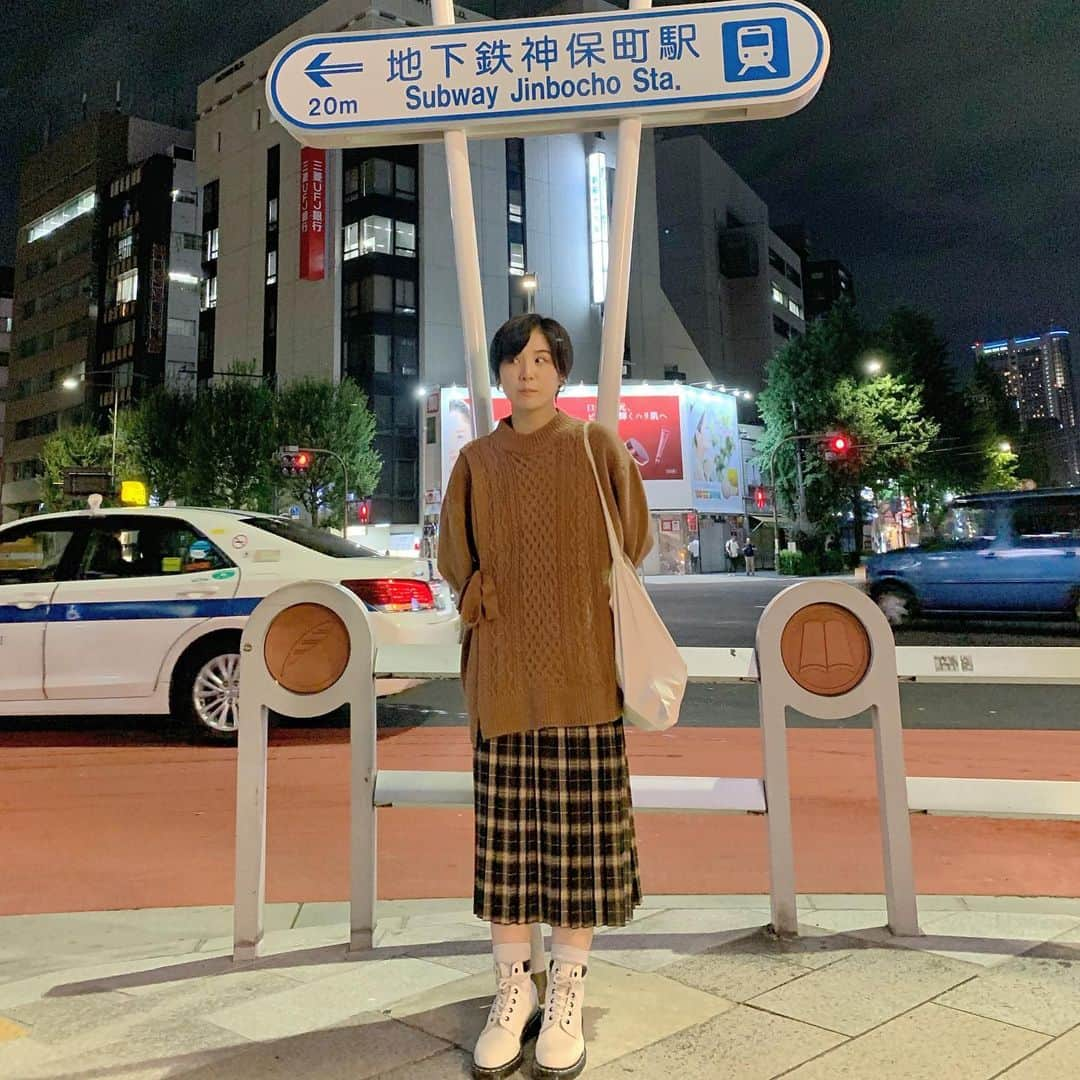 光永さんのインスタグラム写真 - (光永Instagram)「一瞬の涼しい日ををチャンスとし、ニットを着た日🧶 足元を白で爽やかさと、華やかさを。 この秋は少しゆったりしたIラインなコーデをしていきたいです。 . ニット：#cunead  スカート：#J023 ブーツ：#drmartens  時計：#danielwellington  バッグ：#toneselectgoods . ウエスト部分がポイント、こういう形(名称は知らないけど)今年トレンドなのかよく見ます。可愛すぎるし高見えするしありがとうございます。 チェックのスカートも細かいプリーツでほっこりし過ぎずシャープ。最高。 . . #秋コーデ　#ニット　#チェックスカート　#coordinate #fashion #神保町」10月5日 21時01分 - hinata_official__