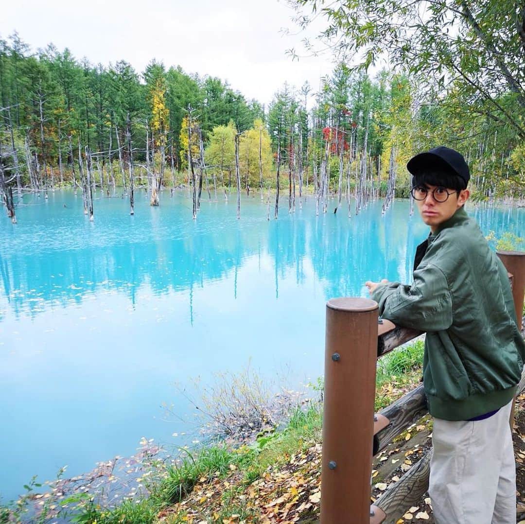 田辺駿一さんのインスタグラム写真 - (田辺駿一Instagram)「今日、 美瑛の青い池に行ったら本当に青かったので一見冷静に見えるけど内心すっごく感動している写真  #青い池  #blueencount  #青と青の遭遇」10月5日 21時22分 - bluenvo