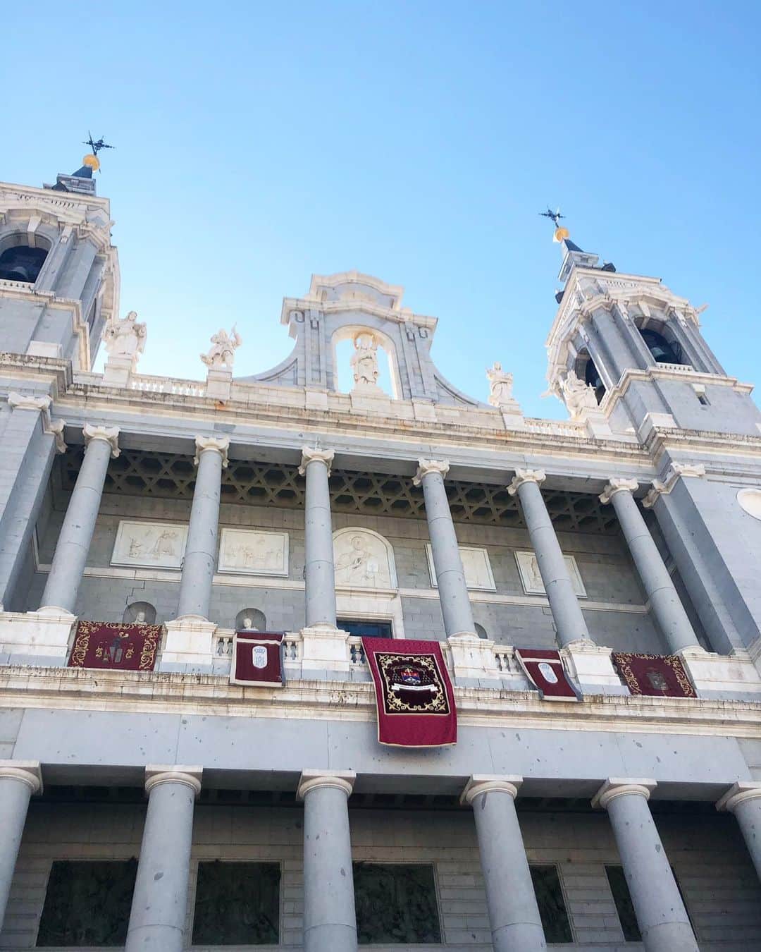 稲木ジョージのインスタグラム：「3 weeks of fashion week was intense so I came to Madrid to get inspired for @milamorejewelry !」