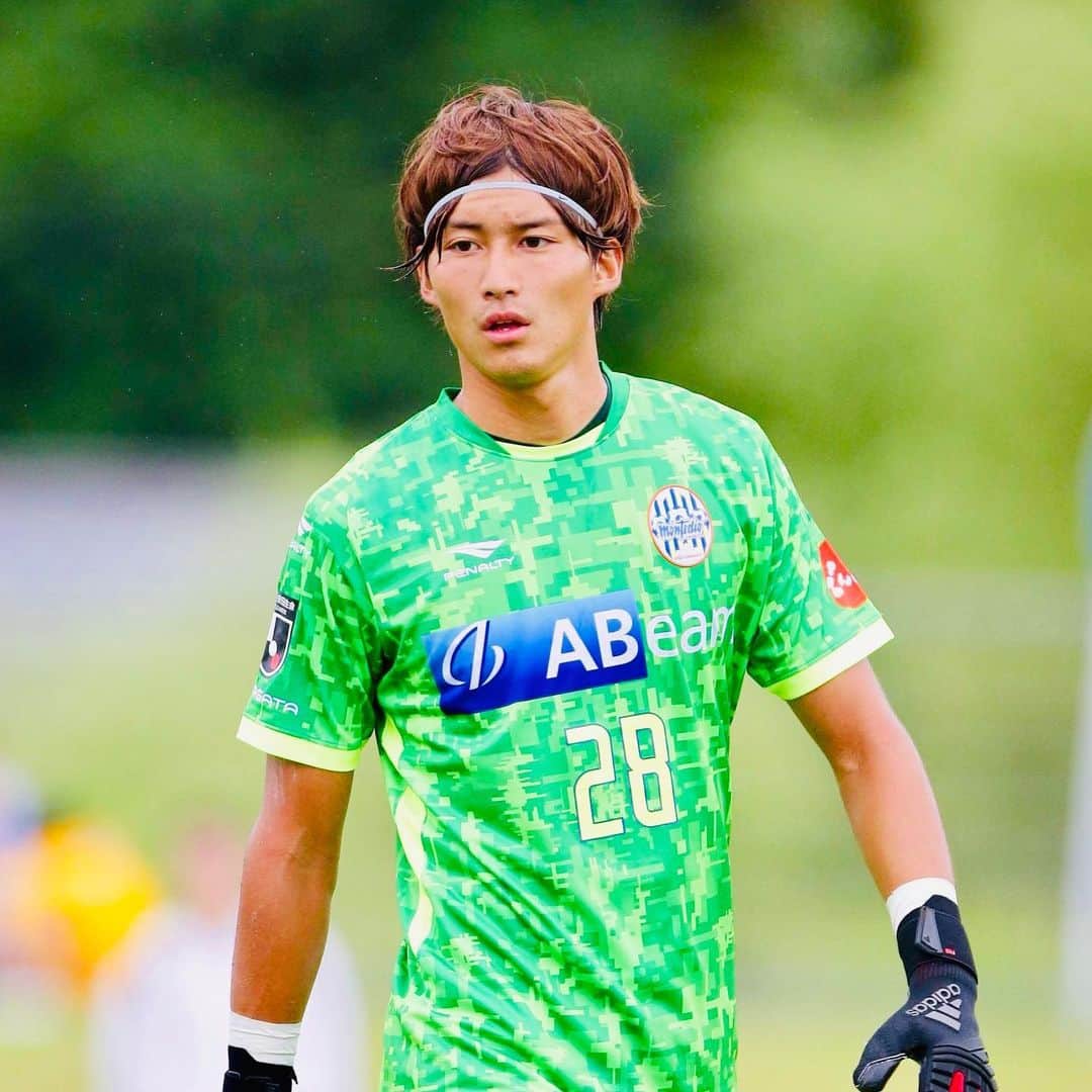 摂津颯登のインスタグラム：「今日で23歳になりました。 たくさんのお祝いメッセージ本当に嬉しいです！ありがとうございます^_^ 23歳も頑張っていきます。 #モンテディオ山形#ひょこり高木彰人#adidas」