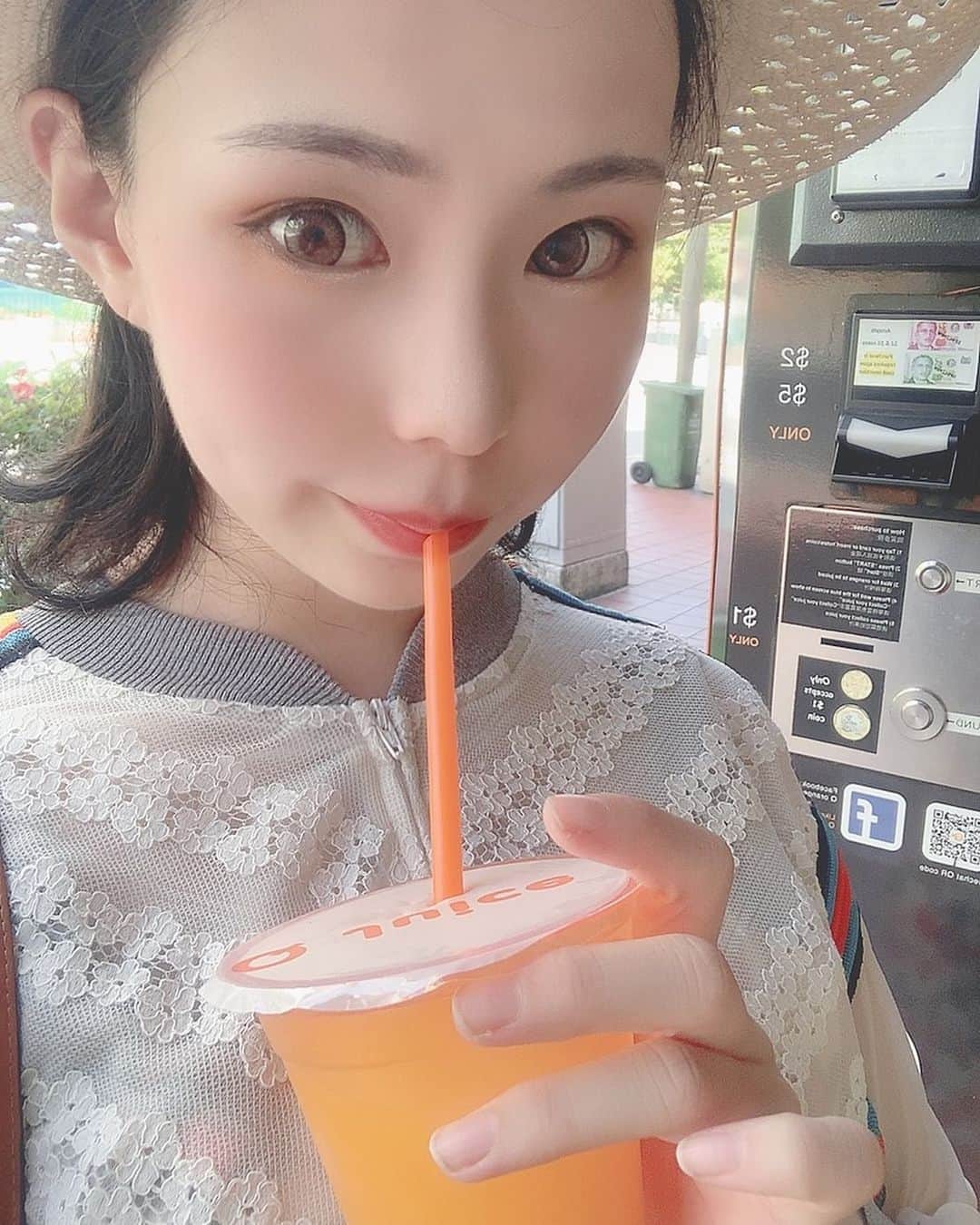 吉根ゆりあさんのインスタグラム写真 - (吉根ゆりあInstagram)「オレンジジュースの自販機！オレンジがカットされて搾られてジュースが出てくる！楽しい！(早朝の撮影) #吉根ゆりあ #av女優 #自動販売機 #シンガポール #チャイナタウンシンガポール」10月5日 21時30分 - julia_yoshine