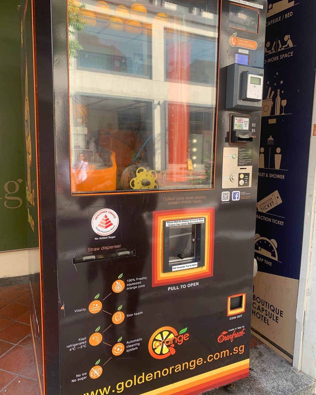 吉根ゆりあさんのインスタグラム写真 - (吉根ゆりあInstagram)「オレンジジュースの自販機！オレンジがカットされて搾られてジュースが出てくる！楽しい！(早朝の撮影) #吉根ゆりあ #av女優 #自動販売機 #シンガポール #チャイナタウンシンガポール」10月5日 21時30分 - julia_yoshine