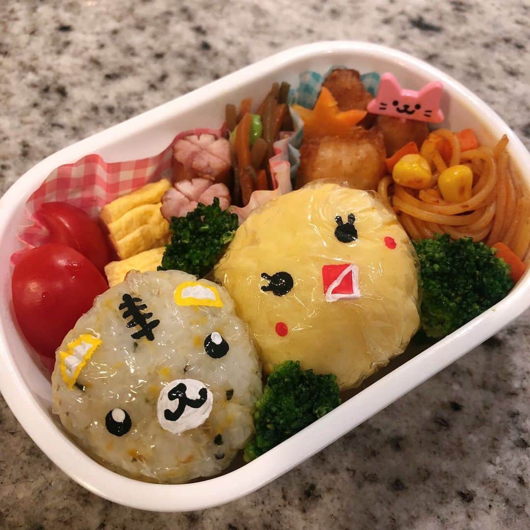 近藤千尋のインスタグラム：「娘が喜んでくれたお弁当🍱 ラップにかけるペン凄い🤭❤️ トラさん🐯とひよこさん🐤 動物さん作るときとかは、  海苔を切って貼ったりが大変だけど 時間がない日でも簡単に可愛い (弁当)お弁当が作れて助かります💖 いつか運動会とかあったら…🎉 #ラップにかけるペン #ラップペン #お弁当グッズ #オベンタグラム  @mahounofudebaco」