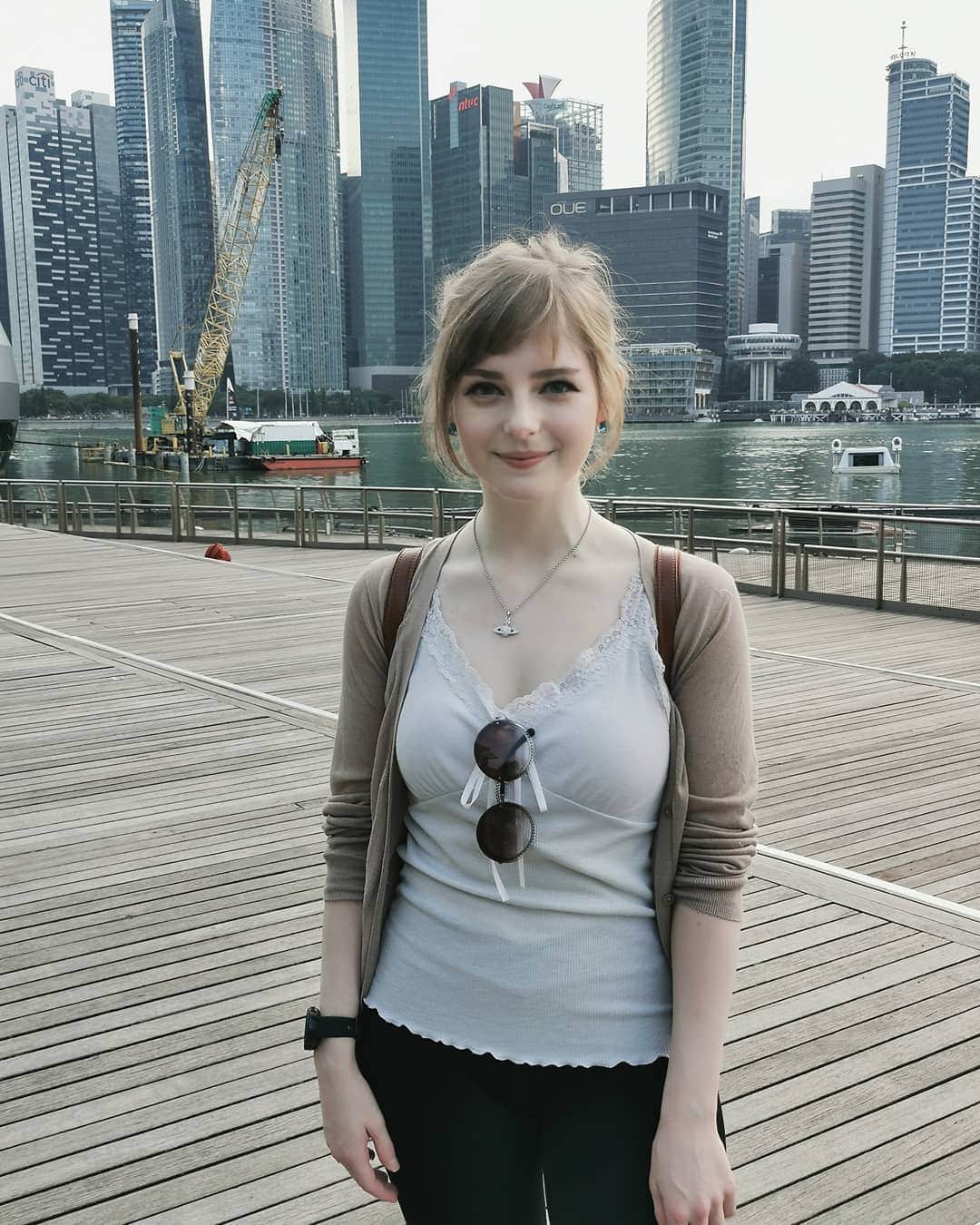 Ella Freyaさんのインスタグラム写真 - (Ella FreyaInstagram)「It's like this BIG energy inside me. Often, the energy feels like it's all over the place. It confuses me, overwhelmes me and even takes form in severe stress, tension and pain, making me feel tired in the end.  However, sometimes I get a glimpse of what would happen when that energy is put into the right place. It's like an explosion of peace, calmness and LOVE. The love was so big that I didn't even know where to it should be directed.  That's when I noticed that I never considered that love also being there for.. me? To me, this energy is like God. It's in all of us, it's shared and we can never lose it, only lose sight of it. But when we let go of all that is covering it up.. it will be there, unharmed by trauma, negative thoughts, experiences and emotions. It's forever pure.」10月5日 21時38分 - ella.freya