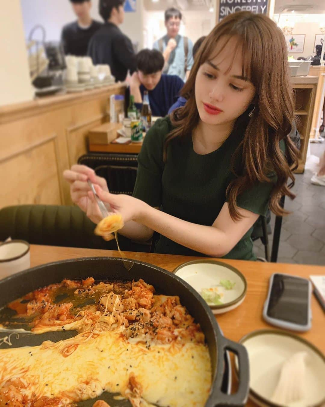 真間玲奈さんのインスタグラム写真 - (真間玲奈Instagram)「シメの볶음밥が食べたいのにいつもその前にお腹いっぱいになっちゃう🙄  ２枚目はチーズ食べすぎてヴッてなってる🧀 #한국#강남#서울#장인닭갈비#닭갈비#치즈닭갈비#냠냠#여앵#한국여행#여행스타그램#韓国#韓国旅行#韓国グルメ#korea#seoul」10月5日 21時34分 - remachan