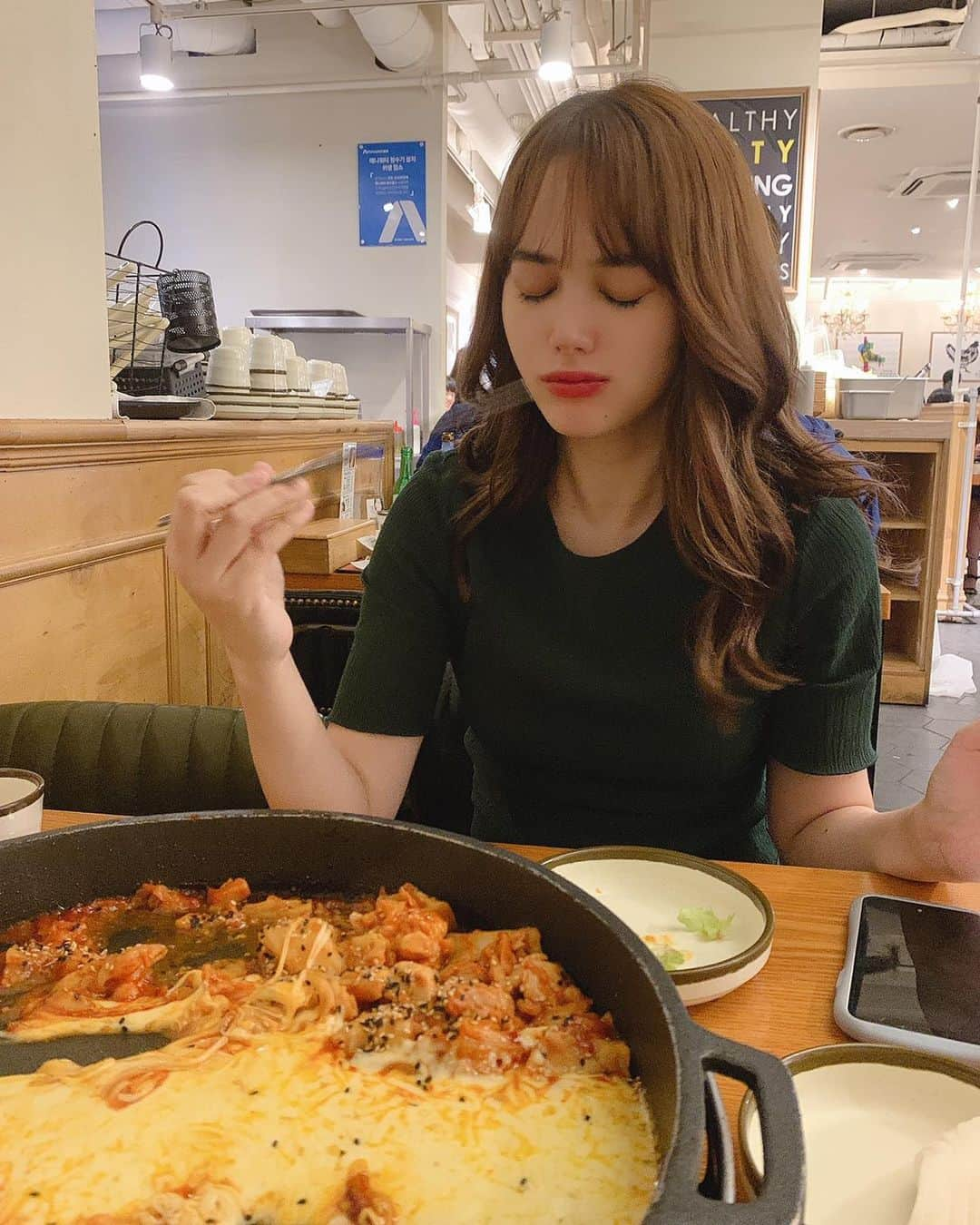 真間玲奈さんのインスタグラム写真 - (真間玲奈Instagram)「シメの볶음밥が食べたいのにいつもその前にお腹いっぱいになっちゃう🙄  ２枚目はチーズ食べすぎてヴッてなってる🧀 #한국#강남#서울#장인닭갈비#닭갈비#치즈닭갈비#냠냠#여앵#한국여행#여행스타그램#韓国#韓国旅行#韓国グルメ#korea#seoul」10月5日 21時34分 - remachan