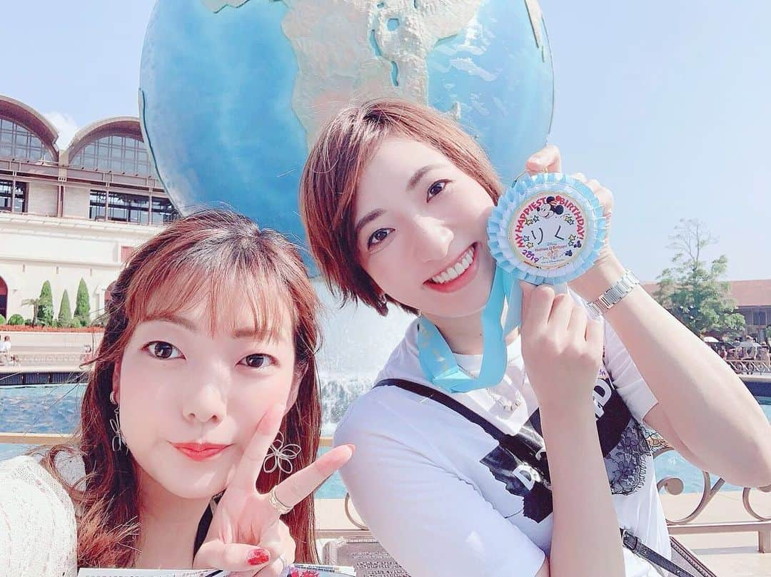 蒼羽りくさんのインスタグラム写真 - (蒼羽りくInstagram)「夢の国、行きました✨  れのちゃん(#紫咲樹れの くん)に 連れて行ってもらいました💕 楽しかったー😆 朝、出会った時に 「お誕生日おめでとうございます」 って渡してくれたバッチとシール💖 嬉しかったー😆 「何したいですか？」 って聞いて案内してくれて 凄かったー😆  途中でだーい好きな同期の めぐ(#翔我つばき )も合流して ディズニーの神々(2人)の会話が 凄かったー😳 . . . 久しぶりの #ディズニー #神々たちの歩きに #迷いはない！ #ただテクテクついていく… あ！！ #ドナルド に会いました！ #スター だった… #優しかった です これが噂の #神対応✨ #とにかく #楽しかったです #また行きたいなぁ…」10月5日 21時36分 - riku_sorahane