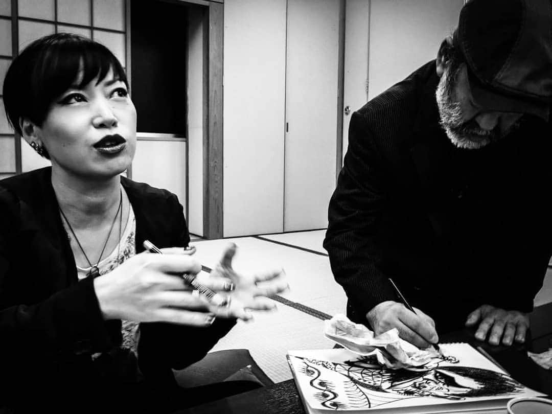 Shihoさんのインスタグラム写真 - (ShihoInstagram)「最近絵描いてないなあ。 これは何年前か、楽屋で日野皓正さんと金澤英明さんと私、３人の共作で描いてるとこ。チラリと見えてる絵のおどろおどろしいこと笑。石井彰さん撮影の一枚。 私なにを説明してるのかしら。  #friedprideshiho #Shiho #芸術の秋 #絵 #drawing #picture #monochrome」10月5日 21時46分 - fried_pride_shiho