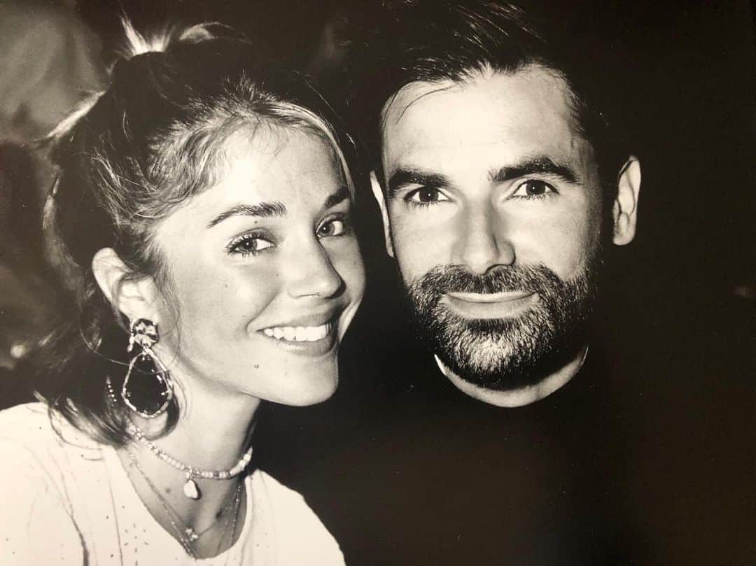 アリス・アイザズのインスタグラム：「🖤」