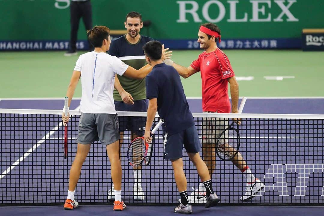 ロジャー・フェデラーさんのインスタグラム写真 - (ロジャー・フェデラーInstagram)「Fan day 🇨🇳🙌👏💥 #shanghai #workingonmyjumper」10月5日 21時47分 - rogerfederer