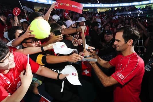 ロジャー・フェデラーのインスタグラム：「Fan day 🇨🇳🙌👏💥 #shanghai #workingonmyjumper」