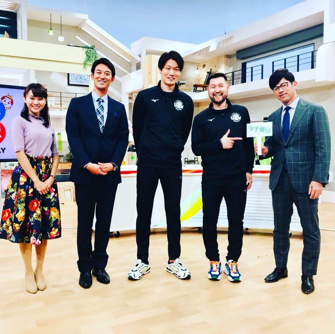 福本義久さんのインスタグラム写真 - (福本義久Instagram)「【みんスポSATURDAYに桜井選手、橋本選手】  実直で真摯な受け答えの桜井選手とチャーミングでユーモア溢れる橋本選手😆 楽しいスタジオでした！ 建山さんのバスケ解説も凄かったな〜🏀 さぁ明日明後日とレバンガ開幕節！ 6日15時05分 7日19時35分 ティップオフ！  全緑応援していきましょう！  #レバンガ北海道 #レバンガ #桜井良太 選手 #橋本竜馬 選手 #建山義紀 さん #UHB #アナウンサー #田辺桃菜 #福本義久 #みんスポ #みんスポSATURDAY #全緑応援 #満員 #きたえーる #開幕」10月5日 21時48分 - uhb_fukumoto