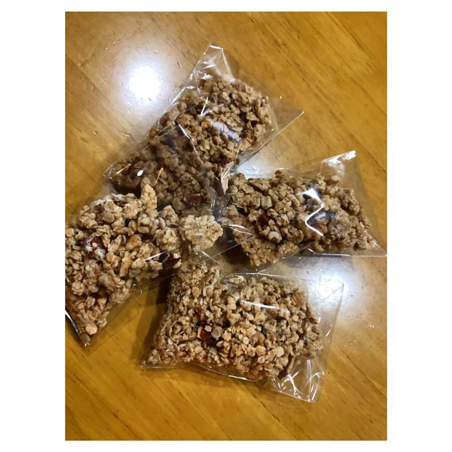 永井葉月さんのインスタグラム写真 - (永井葉月Instagram)「________________________________________ Hazu'kitchen👩‍🍳~Sweet~ ☆ Granola ☆ Sweet potato cake 今回は自家製グラノーラに挑戦✨ 私はザクザクグラノーラを作ったよ！ 簡単だし美味しく作れて満足💗 さつま芋cakeはおばあちゃんが👵 気に入ってくれました✨ 今回も上手く作れてよかった🙋‍♀️❤️ #グラノーラ #granola #sweetpotatocake #さつま芋パウンドケーキ  #食欲の秋 #ヘルシーレシピ  #料理 #料理好き #hazukitchen #はづきっちん」10月5日 21時49分 - hazuki815hazuki