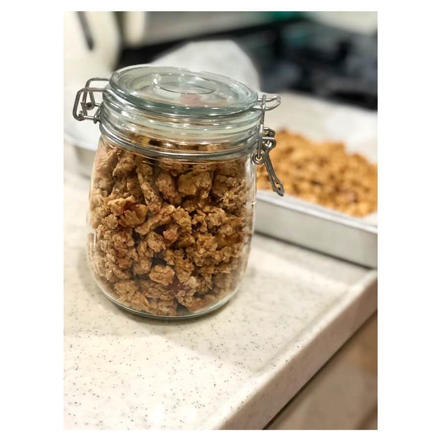 のインスタグラム：「________________________________________ Hazu'kitchen👩‍🍳~Sweet~ ☆ Granola ☆ Sweet potato cake 今回は自家製グラノーラに挑戦✨ 私はザクザクグラノーラを作ったよ！ 簡単だし美味しく作れて満足💗 さつま芋cakeはおばあちゃんが👵 気に入ってくれました✨ 今回も上手く作れてよかった🙋‍♀️❤️ #グラノーラ #granola #sweetpotatocake #さつま芋パウンドケーキ  #食欲の秋 #ヘルシーレシピ  #料理 #料理好き #hazukitchen #はづきっちん」