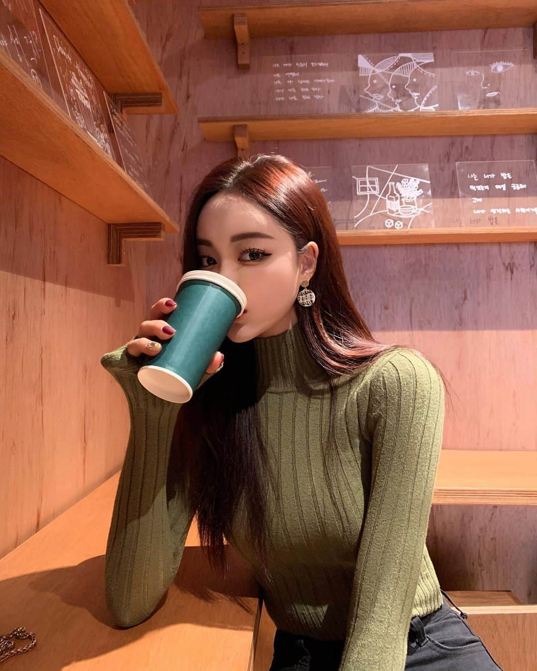 キム・ダビンさんのインスタグラム写真 - (キム・ダビンInstagram)「나 원래 커피 안마시는데 요즘 아메 중독 ,, ☕️」10月5日 21時49分 - daxbin