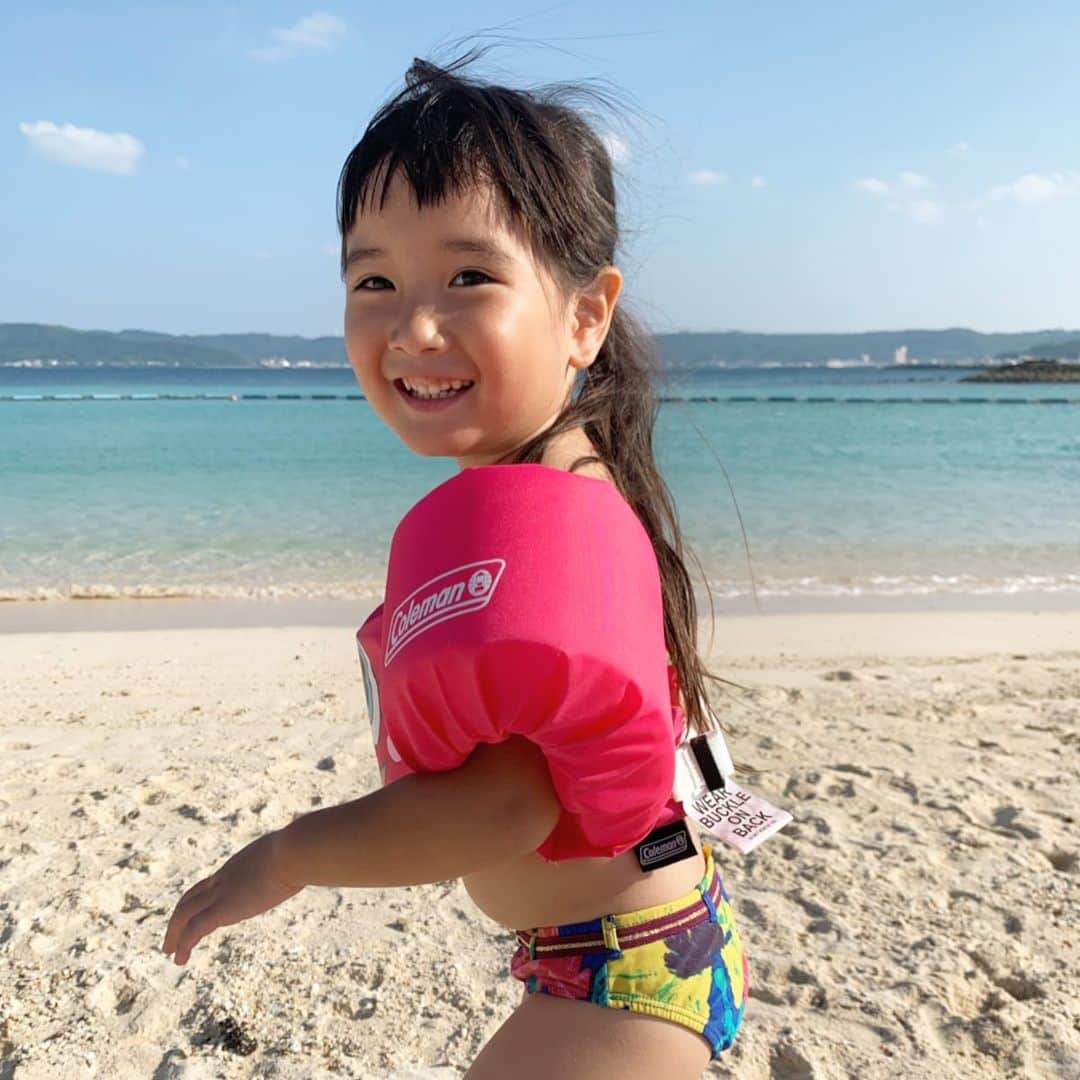 のインスタグラム：「今日はお昼お仕事をしにイオンモールライカムへ。終えてすぐお留守番してくれていた娘を迎えて一緒に海へ🏖 今日は雲も少なく晴れていたこともあってとっても海が綺麗だった🤩 まるでプール☺️ とっても楽しそうで娘にとっても楽しい休日になったよう。 また幼稚園おやすみの日には海へ行こうねと誘われた💕 10月でも海に入れるって最高だなぁ🧜‍♀️🏝 #日夕佳ムービー #日夕佳  #ふとした瞬間の顔がもうだいぶお姉さんになってきてる気がする #娘 #沖縄 #okinawa」