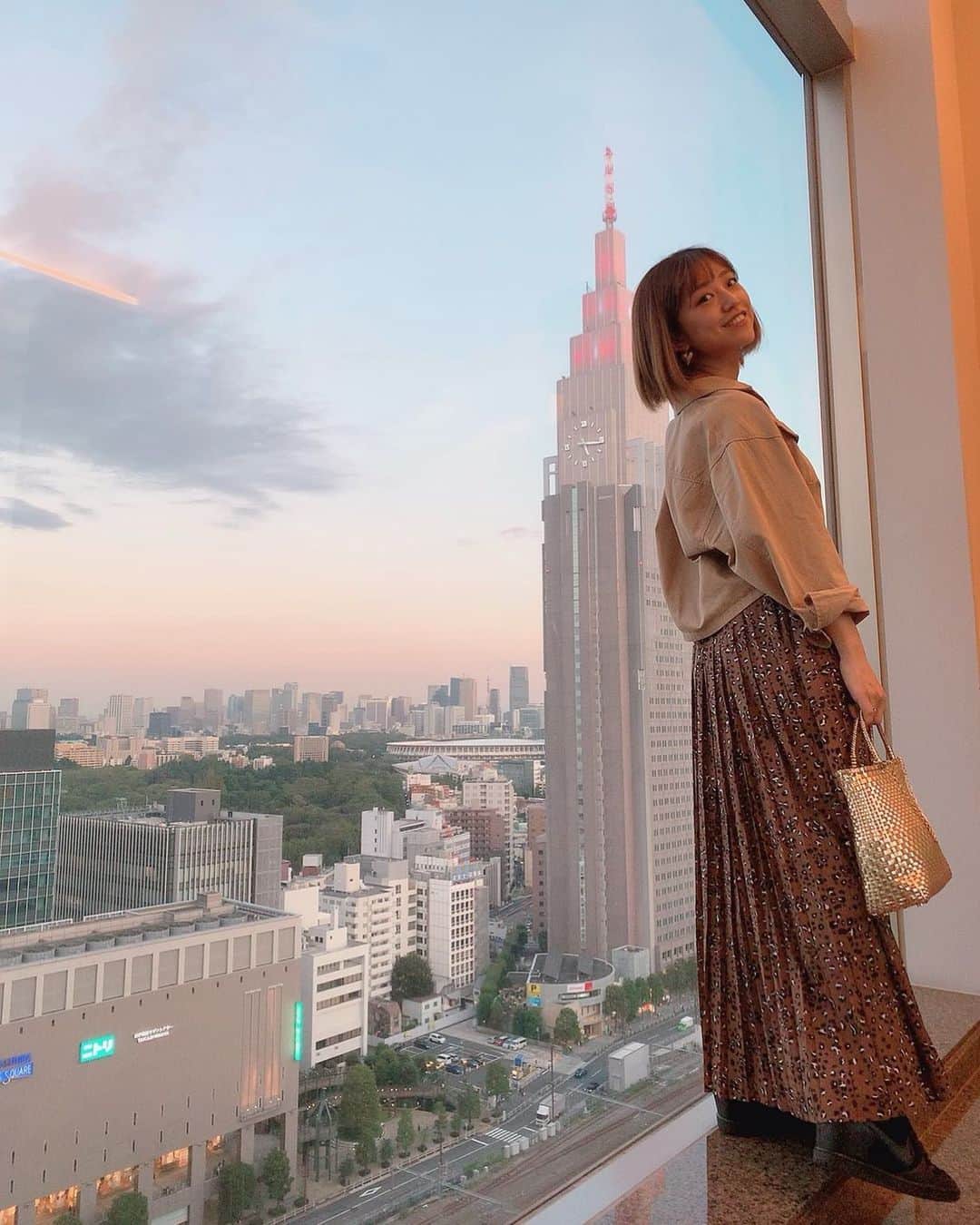 本橋優華のインスタグラム：「秋ですね☺︎ 暑いけど。  お元気ですか？ 結局新宿が落ち着くな。  #髪切った #お引越しした #新宿じゃない #autumn#goodtime#shinjuku#tokyo#haircut #shoes#nike #bag#anteprima#leopard」
