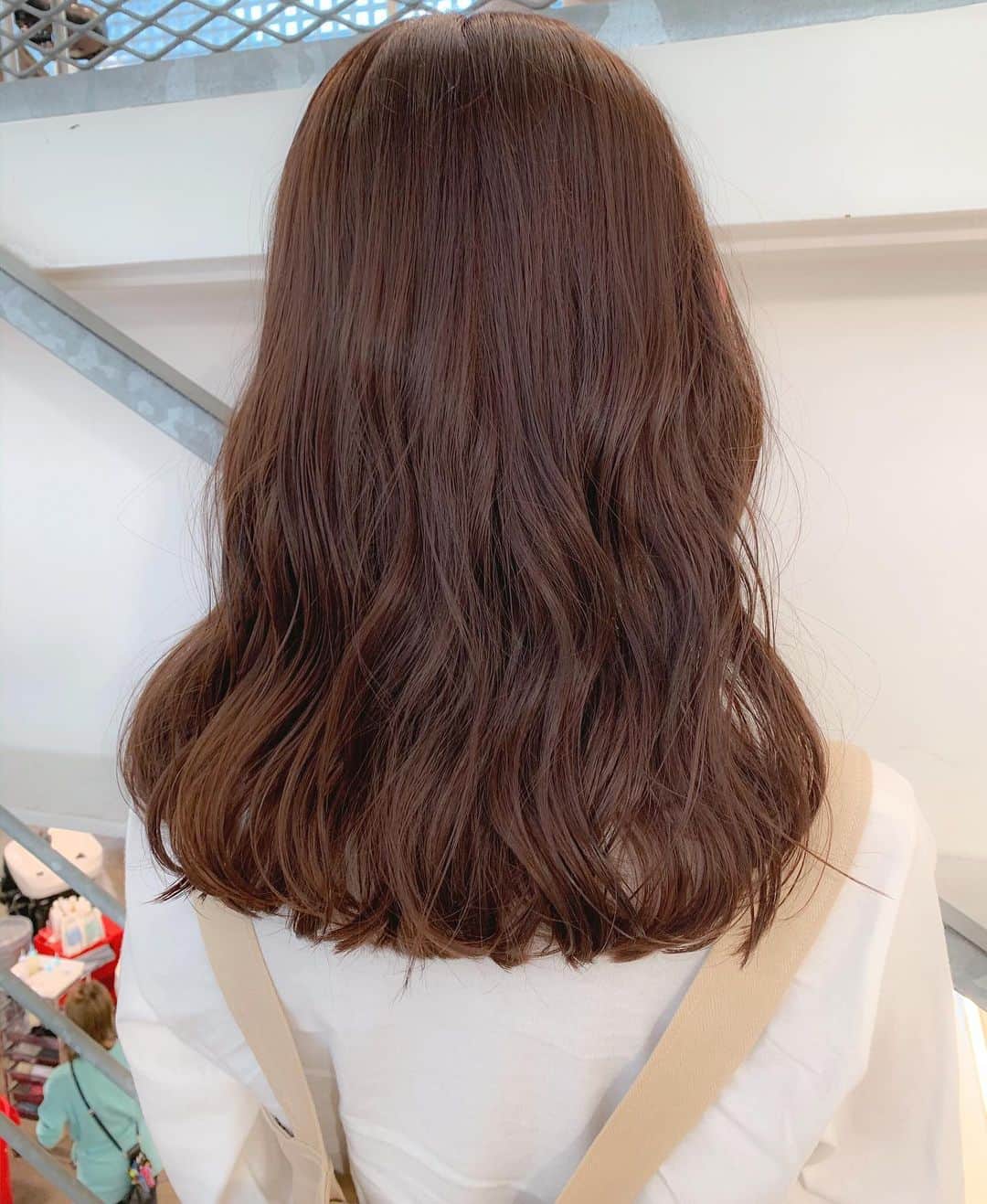 SHIMA原宿のインスタグラム：「. Jr.stylistの宮内香澄です🍒 🌙　@kasum1n1201 🌙 . . ショコラベージュ🧸💗 . . ブリーチなしでできます💭💕 . もしくはダブルケアカラーで ダメージ少なくカラーすることができます✨ . . 6トーンぐらいのベージュカラー どんなファッションにも合います💗 . . Jr.stylistの為20%OFFの 料金になっております🌹💭 . . ご予約はホットペッパーよりお受けしております💕💕 . . . #SHIMA#shimaharajuku #ゆるふわ#ふわふわ系女子 #女子大生#ガーリー#ショコラピンク #ベージュカラー#グレージュ #ココアグレージュ#ピンクカラー #ショコラベージュ#秋服#ブリーチなし」
