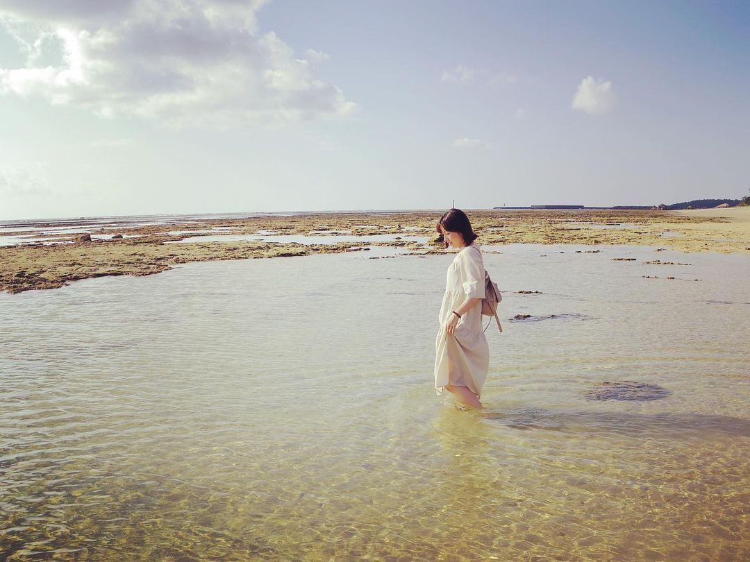 澤村小夜子さんのインスタグラム写真 - (澤村小夜子Instagram)「6時に起きたら素晴らしい朝日を見られた🌅♡ . 午前中から観光しながら奄美の島を🚙で半周◎ カヌーしたり水中観光船に乗ったり マテリヤの滝で湿った良い匂いを嗅いだり(๑′ᴗ‵๑) こんなにたくさん回れたの初めてで嬉しい👏🏻 . 念願だった星空も自分のカメラで撮影できて もう思い残すことはないな、、😆 . といいつつ明日は陶芸体験をするぞー！ . . #奄美大島 #旅行 #マングローブパーク #水中観光船せと #マテリヤの滝 #朝日 #星空 #土盛海岸 #クロマグロ養殖日本一のまち瀬戸内町」10月5日 22時01分 - sayako_negoto