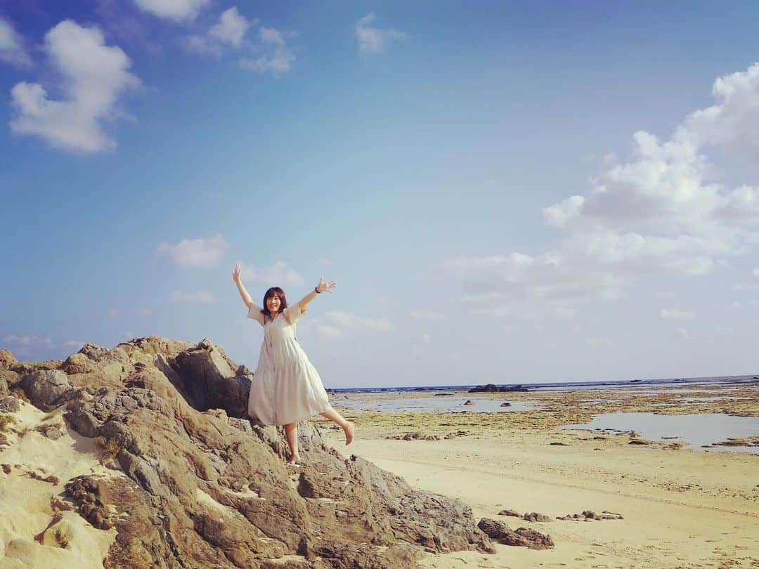 澤村小夜子のインスタグラム：「6時に起きたら素晴らしい朝日を見られた🌅♡ . 午前中から観光しながら奄美の島を🚙で半周◎ カヌーしたり水中観光船に乗ったり マテリヤの滝で湿った良い匂いを嗅いだり(๑′ᴗ‵๑) こんなにたくさん回れたの初めてで嬉しい👏🏻 . 念願だった星空も自分のカメラで撮影できて もう思い残すことはないな、、😆 . といいつつ明日は陶芸体験をするぞー！ . . #奄美大島 #旅行 #マングローブパーク #水中観光船せと #マテリヤの滝 #朝日 #星空 #土盛海岸 #クロマグロ養殖日本一のまち瀬戸内町」