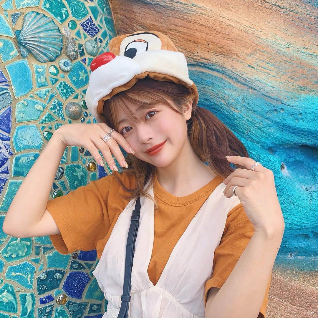 のインスタグラム：「UNIQLO Tシャツで デールコーデ 🌰🍂♡ まだまだ暑いから、Tシャツが使えるよね〜〜🥺♥︎﻿ ﻿ メンズのMサイズだからお袖が肘まであるので﻿ 今一枚で着れる、丁度良い これぞ 秋Tシャツ 🍁♡﻿ ﻿ 最近、10月になったのにめちゃめちゃ暑くて﻿ 日中溶けちゃいそうだよね、、😰😰♥︎﻿ ﻿ 今の季節は、夏に買ったTシャツとかを﻿ 上手く着まわして、賢く乗り切ろうね💪🏻🍂﻿ ﻿ ﻿ そんな中、続々と入荷するもふもふアウターや﻿ たっぽりニットが可愛くて うずうずする、、🥺♡ ﻿ ﻿ 今のうちに色んな秋冬アイテム買っといて﻿ 秋冬になったら直ぐに着れる準備しとこ、、！😠💞﻿ ﻿ ﻿ たっぽり秋ニットや、もふもふ秋アウターなど﻿ 色んな可愛い秋冬アイテム沢山紹介するから﻿ ﻿ みんな楽しみに待っててね（^人^）♥️♥️﻿ ﻿ ﻿ まだまだ暑いけど、気分はすっかり秋！﻿ 寒くなるの待ちながら、お買い物楽しもう〜♡♡﻿ ﻿ ﻿ 昨日UPしたYouTube「GU秋服購入品紹介」﻿ 見てくれた子、手ーあげて！🙋‍♀️﻿ ﻿ コメントしてくれた子、手ーあげてっ！🙋‍♀️♡﻿ ﻿ はーーーーーーーいっ！🙋‍♀️🙋‍♀️♥︎﻿ ﻿ ﻿ ﻿ #久々のフィード投稿じゃよ﻿ #1コメ1いいね狙えたかね？﻿ #コメント読んでにやけてるよ﻿ #いつもほんまに有難う﻿ #今回も待ってるね﻿ #色んなももちを保存してね﻿ #ぴこ」