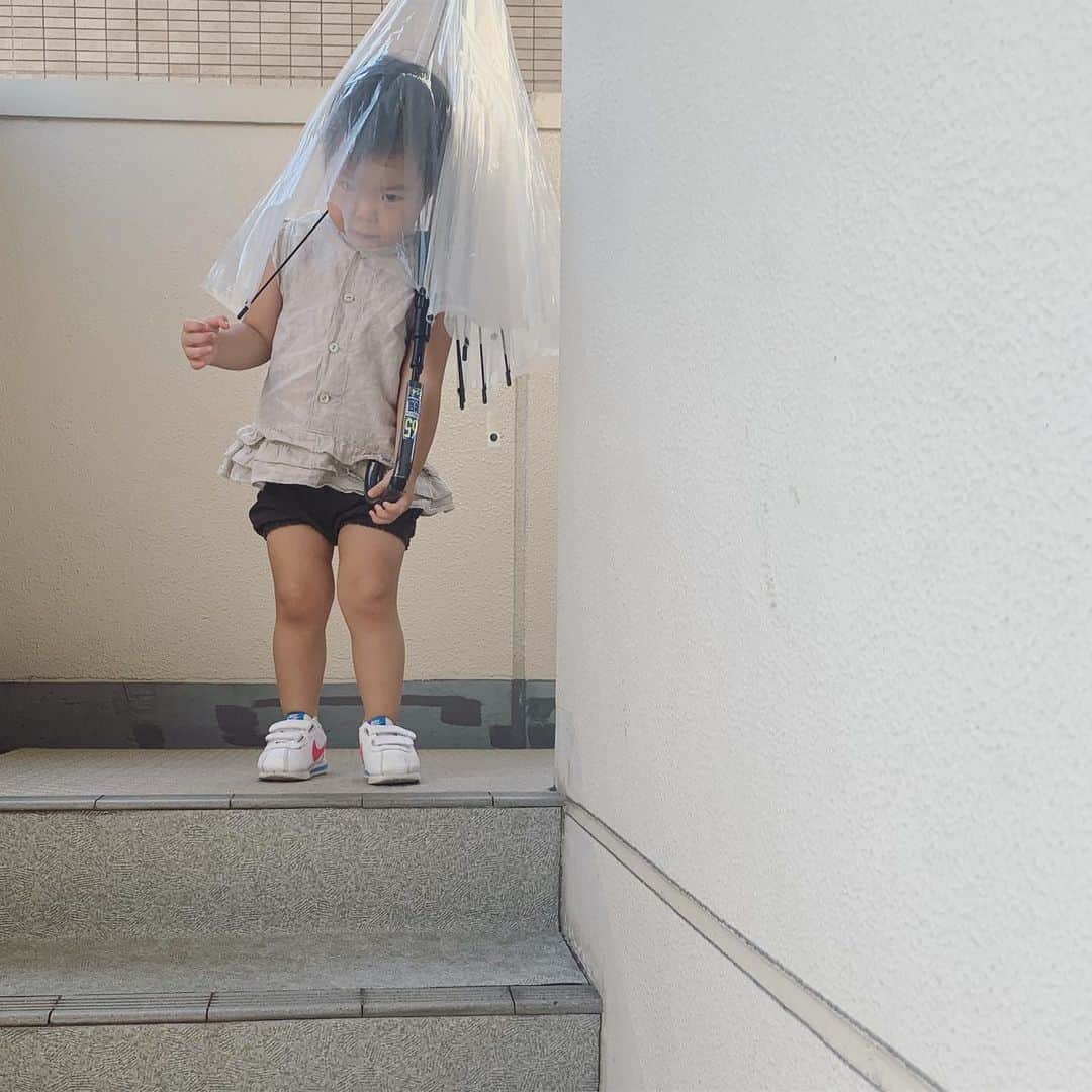 鈴木六夏さんのインスタグラム写真 - (鈴木六夏Instagram)「今日の姫さま。  どーしても傘を持って行くときかず 自分で持って降りるんだと言い張り その後かぶる.......ww 清々しいほどの青空だった朝。  #qさん #せっかくやったおさげはグチャグヂャに #🤣🤣」10月5日 22時21分 - rikuka.62