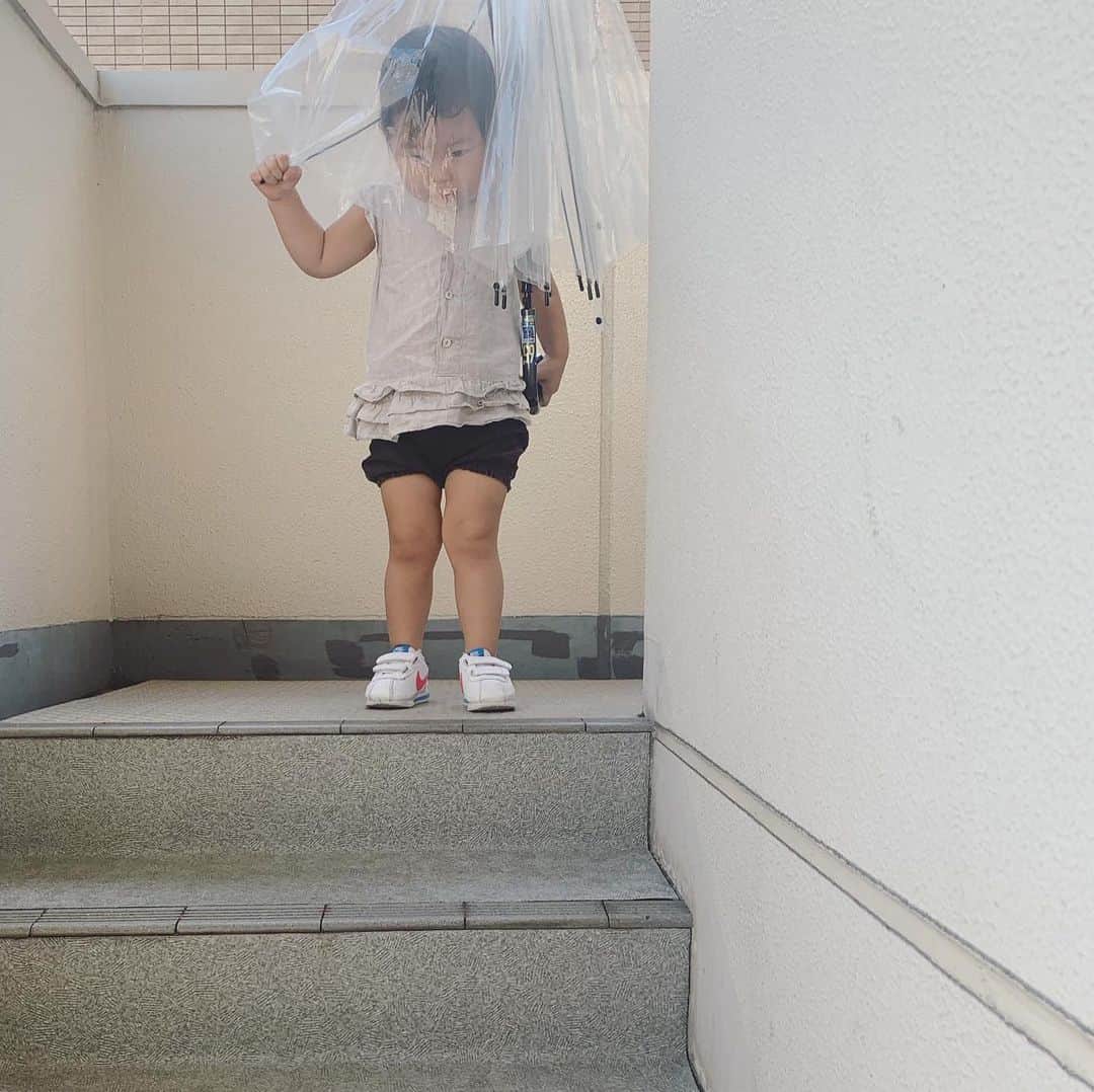 鈴木六夏さんのインスタグラム写真 - (鈴木六夏Instagram)「今日の姫さま。  どーしても傘を持って行くときかず 自分で持って降りるんだと言い張り その後かぶる.......ww 清々しいほどの青空だった朝。  #qさん #せっかくやったおさげはグチャグヂャに #🤣🤣」10月5日 22時21分 - rikuka.62