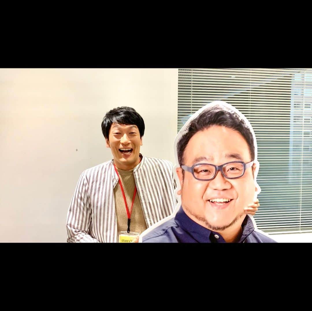福田太郎さんのインスタグラム写真 - (福田太郎Instagram)「☀️ ハッピーバースデー！米津予報士！ みんなでドッキリを仕掛けて、 メモリアルな40歳をお祝いしました🤣 ⠀ 愛されキャラで、常にニコニコな、通称よねち。 ですが！予報にかける思いは誰よりも熱く🔥 ⠀ 『伝える先にいる人の、住む街を知りたい』と、 北海道179市町村完全制覇を、２年半かけてついに達成！ ⠀ 『俺の予報では誰一人死なせない』と、皆さんの 命を守る情報を伝えるべく、放送に臨んでいます。 ⠀ ５年半、アメリカで商社マンとして働き かねてからの夢だった気象予報士へ転身🇺🇸 ⠀ 天気にまつわる英語を、毎週クイズで出題する 天グリッシュ🌈にも、魂込めているみたいなので 一緒に楽しんでくれると嬉しいで〜す😁笑 目標としている100回放送は視聴者参加型の スペシャルな回にしたい！という野望も。 ⠀ #イチモニ！ #米津龍一 #気象予報士 #40歳 #北海道 #179市町村 全て巡ってみて、 『皆さんの顔を思い浮かべられるようになった』 #ハッピーバースデー #岩本勉 さんと #藤尾仁志 さんは VTRのメッセージで笑いをかっさらう。笑笑」10月5日 22時15分 - htb_tarofukuda