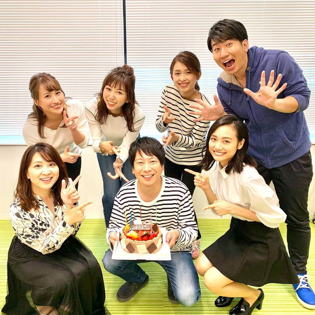 福田太郎のインスタグラム：「☀️ ハッピーバースデー！米津予報士！ みんなでドッキリを仕掛けて、 メモリアルな40歳をお祝いしました🤣 ⠀ 愛されキャラで、常にニコニコな、通称よねち。 ですが！予報にかける思いは誰よりも熱く🔥 ⠀ 『伝える先にいる人の、住む街を知りたい』と、 北海道179市町村完全制覇を、２年半かけてついに達成！ ⠀ 『俺の予報では誰一人死なせない』と、皆さんの 命を守る情報を伝えるべく、放送に臨んでいます。 ⠀ ５年半、アメリカで商社マンとして働き かねてからの夢だった気象予報士へ転身🇺🇸 ⠀ 天気にまつわる英語を、毎週クイズで出題する 天グリッシュ🌈にも、魂込めているみたいなので 一緒に楽しんでくれると嬉しいで〜す😁笑 目標としている100回放送は視聴者参加型の スペシャルな回にしたい！という野望も。 ⠀ #イチモニ！ #米津龍一 #気象予報士 #40歳 #北海道 #179市町村 全て巡ってみて、 『皆さんの顔を思い浮かべられるようになった』 #ハッピーバースデー #岩本勉 さんと #藤尾仁志 さんは VTRのメッセージで笑いをかっさらう。笑笑」