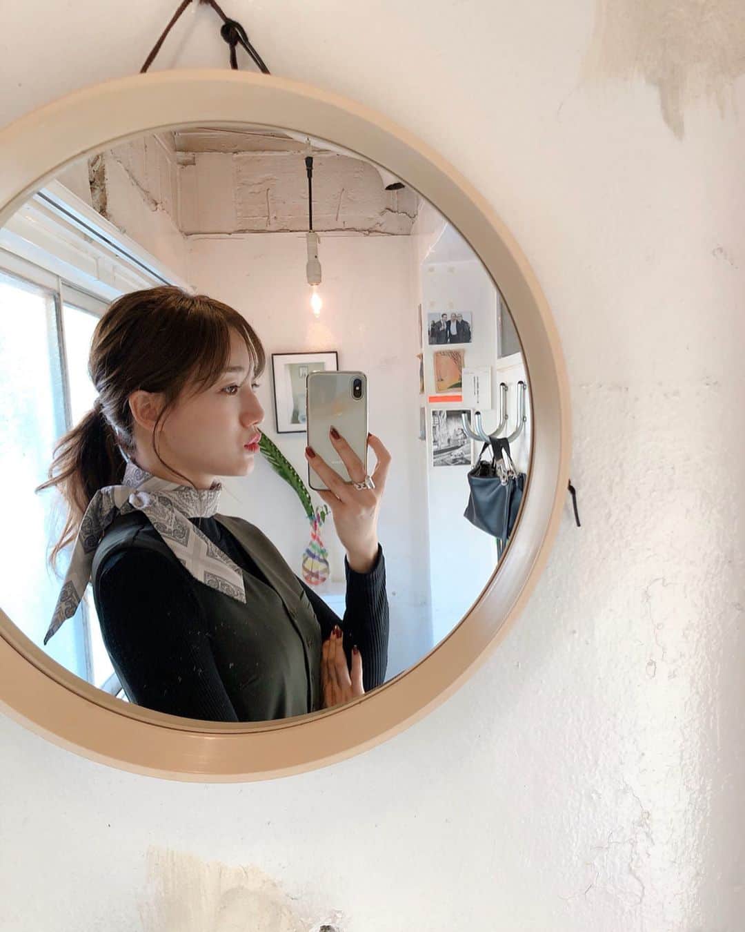 のインスタグラム：「最近周りでも占いが流行ってて、 友達にオススメの館をよく聞くんですが笑 行ったことないので行ってみたいと思いつつ.. . 祖母が四柱推命の占い師をしていて 物心ついた時から占いの星を見て アドバイスしてくれてたりして、 占いは近い存在🔮であるからこそ 他の場所がなかなか行きにくかったり、、 . そんな時インターネット占い @miror_jp さんを知って自分の好きな場所で占えるってすごく嬉しかった☺️ 今回のPRのお話頂く前から友達のインスタで知ってて、リアルにこちらで占いしていました🤭  また今回占いさせてもらえるということで 今後の運勢をチェック✔️ メディアやイベントに多数出演されてる あい先生を直感で選び、 私は2020年が28年に一度巡る 現世のターニングポイントで 2029年は来世のターニングポイント 2038年は前世のターニングポイントだと教えてもらいました☺️ . よく“運がいい”と言われる人がいるけれど 運は平等に流れてて それを掴む努力が出来ている人が 成功して運がいいと言われるんだろうな、と周りの努力家を見ていたら思います。。 . 占いはこういう自分の運勢の流れを知るために活用したり、ひとつのアドバイスとして取り入れてます😊😊 . もう今年も3ヶ月きったなんて早い〜💦 残りの2019年も素敵な思い出たくさん残したいと思います😉  #pr#miror#インターネット占い館miror」