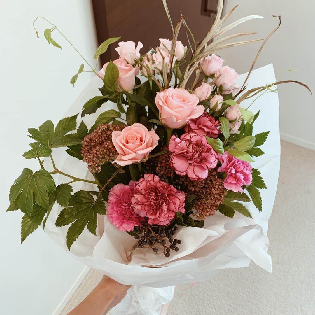 春名亜美さんのインスタグラム写真 - (春名亜美Instagram)「今日は、やっと、 @hayatobaggio_nanouniverse との家族会を開催👨‍👩‍👧👨‍👩‍👦‍👦 奥様にお会いするのは初だったんですが、「初めましてなので…」と言って、花束を持って来てくれたんです😳 こういうシチュエーションで花束を頂くのは初めて🤭 しかも、とっっってもお洒落な花束💐 お花を選んでくれた奥様の気持ちがとってもとっても嬉しかった🥰  そして、うちの次男と、隼の娘ちゃんは同い年👦🏻👧🏻 やはり女の子は、穏やかだなぁとつくづく実感させられました🙃 次は隼のおうち会楽しみにしてまーす😁」10月5日 22時20分 - amiharunaami