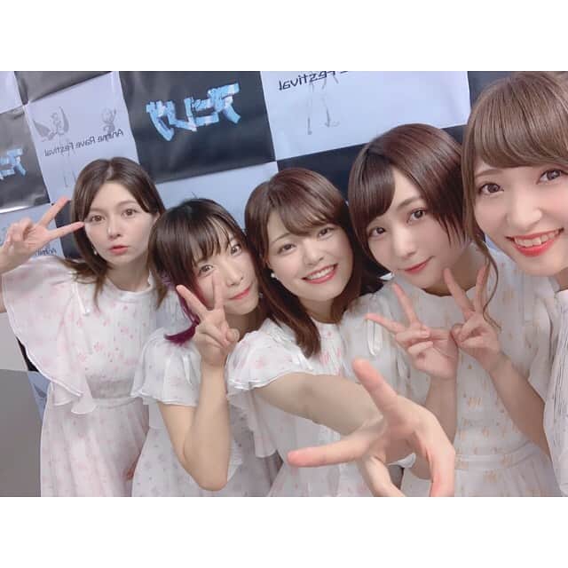 のインスタグラム：「#アニレヴ  ありがとうございました！ #Study 5人の初ステージはどうでしたか？ 私普段めちゃくちゃ緊張しいなんだけど、今日はなんだか、緊張もあるけど、大丈夫だって確信があって。それは私たちが5人でStudyで、みんなStudyが大好きで、絶対大丈夫だって信頼しあってるからなんだと思うんだ。 歌いながら、このステージでもっとみんなと歌いたいと思ったし、眩しくても目に焼き付けていたくて会場中を見渡した。もっともっと5人とティーチャーと一緒にいたいよ！  そんな幸せな日だった。 今日はアニメの1話放送日。  宜しくな、ティーチャー＆後輩！」