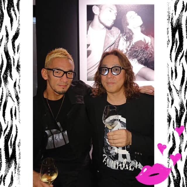 大地真央さんのインスタグラム写真 - (大地真央Instagram)「昨夜は ドンペリニヨンとレニー・クラヴィッツとのコラボ写真展へ「お園」の気分で着物で行ってきました！ パーティーで久しぶりにヒデとも会えました（＾◇＾）🥂 レニー・クラヴィッツのオーラは流石！🌟 多才な方はやっぱり凄い‼️ 沢山いい刺激を受けたので、 明日からもお稽古頑張りまーすっ👘 . #DomPérignonXLennyKravitz 🍾×📷 #DomPérignon 🍾 #lennykravitz 🎤🎶📷 #DomPérignonLIMITDEEDITIONBYLENNYKRAVITZ 🍾 #hidetoshinakata 🙋‍♂️金髪😍 #森田恭通 #yasumichimorita #大地真央 #MAODAICHI #ふるあめりかに袖はぬらさじ 👘 #お園」10月5日 22時27分 - daichimao_official