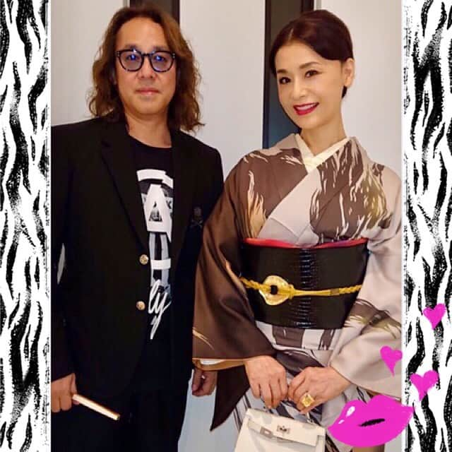 大地真央さんのインスタグラム写真 - (大地真央Instagram)「昨夜は ドンペリニヨンとレニー・クラヴィッツとのコラボ写真展へ「お園」の気分で着物で行ってきました！ パーティーで久しぶりにヒデとも会えました（＾◇＾）🥂 レニー・クラヴィッツのオーラは流石！🌟 多才な方はやっぱり凄い‼️ 沢山いい刺激を受けたので、 明日からもお稽古頑張りまーすっ👘 . #DomPérignonXLennyKravitz 🍾×📷 #DomPérignon 🍾 #lennykravitz 🎤🎶📷 #DomPérignonLIMITDEEDITIONBYLENNYKRAVITZ 🍾 #hidetoshinakata 🙋‍♂️金髪😍 #森田恭通 #yasumichimorita #大地真央 #MAODAICHI #ふるあめりかに袖はぬらさじ 👘 #お園」10月5日 22時27分 - daichimao_official