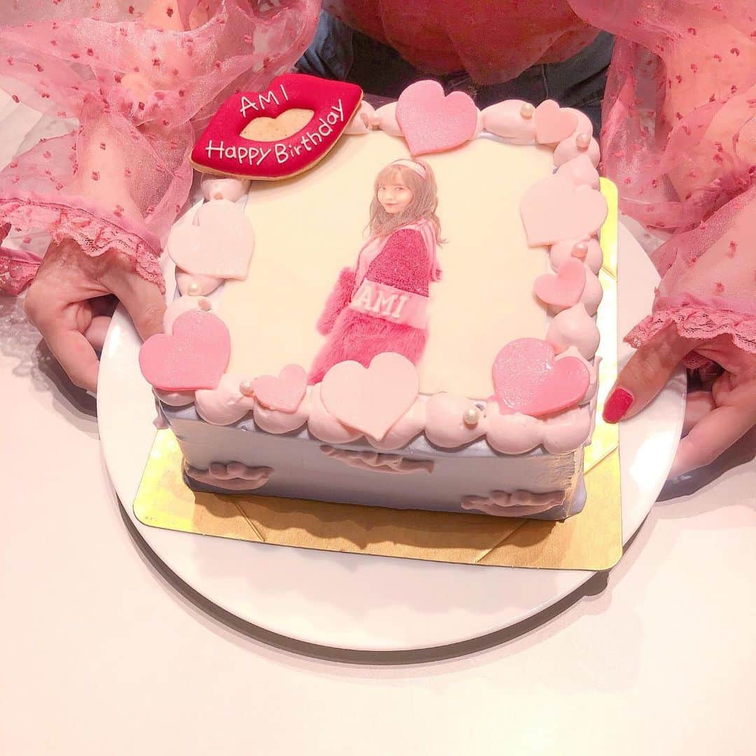 込山榛香さんのインスタグラム写真 - (込山榛香Instagram)「🎂💗💋💜﻿ ﻿ ﻿ ﻿ この間 @amiyumoto_official のお誕生日お祝いをした時のケーキ﻿ ﻿ イメージにピッタリな可愛いケーキ作って貰いました❤︎﻿ ﻿ ﻿ 22歳おめでとう！﻿ ﻿ いつも隣で笑ってくれて、支えてくれてありがとう☺️﻿ ﻿ ﻿ ﻿ #誕生日 #誕生日ケーキ #表参道 #﻿dolcemaririsa  #ショートケーキ #オーダーケーキ #AKB48」10月5日 22時28分 - komiharu_official