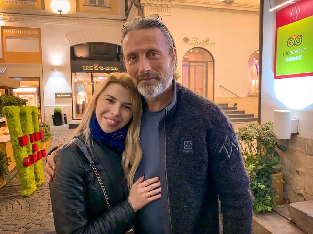 ALINA AKULAのインスタグラム：「Я и Ганнибал 🥰🙏🏻 хейтеры скажут фотошоп))) ⠀⠀⠀ ⠀⠀ ⠀⠀ ⠀⠀ ⠀⠀ ⠀⠀ ⠀⠀ ⠀⠀ ⠀⠀ ⠀⠀ ⠀⠀ ⠀⠀ #какиелюди #goodvibes #мадсмиккельсен #madsmikkelsen #comiccon #moscow」