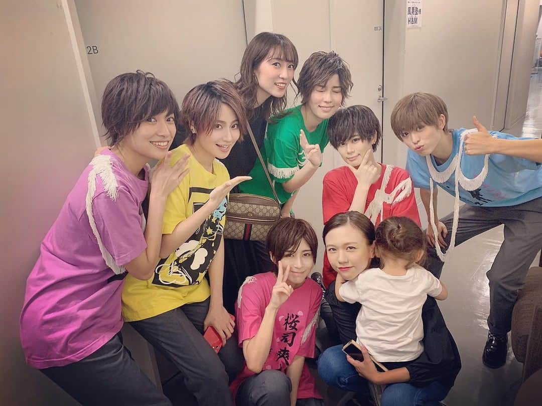 虎南有香のインスタグラム：「風男塾ライブを家族で見に行って来ました👨‍👩‍👧♥️ ちび虎のライブデビューはやっぱり風男塾😆👏ライブ中はノリノリで曲が終わるたびに「もーいっかい！」と言っていたので楽しかったみたい😊♥️ 今の風男塾、透明感があって、爽やかでフレッシュなのに安心感がある！！希望が溢れてる🔥💖 その時その時のメンバーで見え方が全然違うので面白いな😊♥️ ※2枚目はおまけです。はっ！笑 (やっぱコレだよね〜え〜マジ〜？とか言いながら撮ったw)」