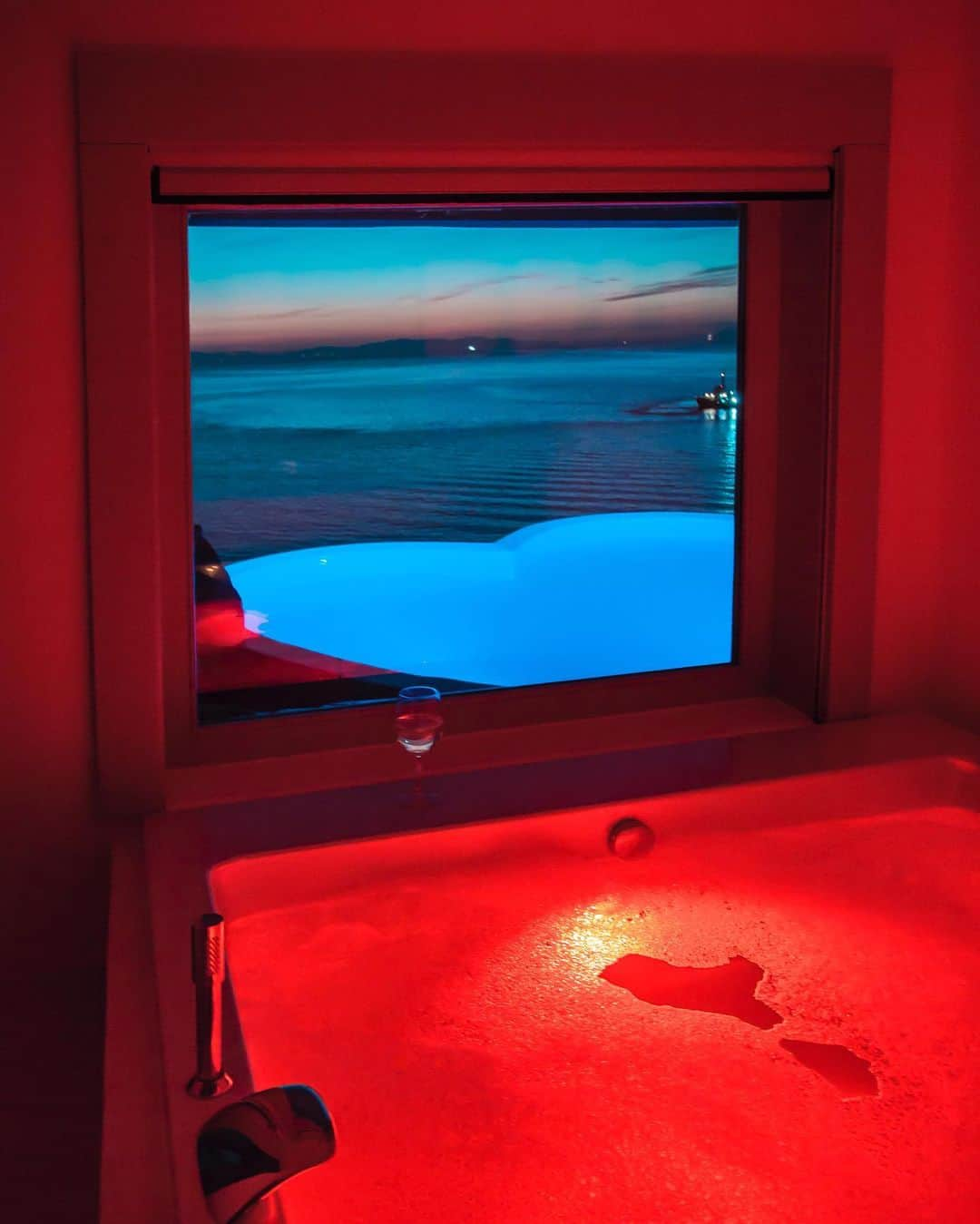 Hatice Korkmaz The Color Queenさんのインスタグラム写真 - (Hatice Korkmaz The Color QueenInstagram)「Jacuzzi goals😁 choose 1, 2 or 3 ❤️💙💝 Platinium Villa at @cavotagoomykonos #mykonos #greece #love #sunset」10月5日 22時32分 - kardinalmelon