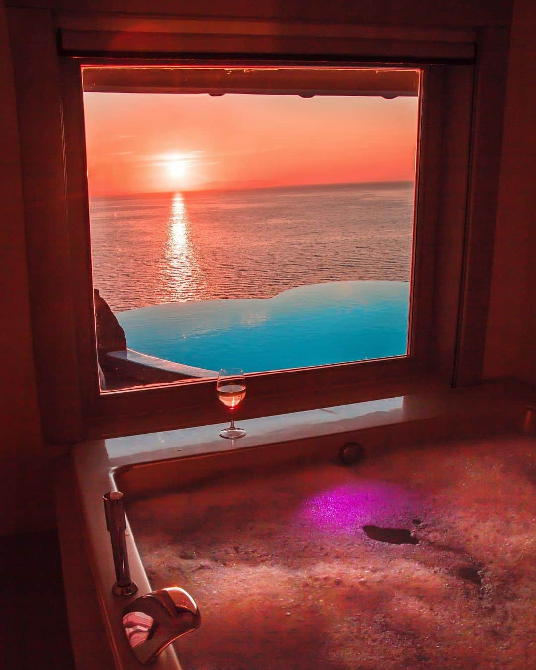 Hatice Korkmaz The Color Queenのインスタグラム：「Jacuzzi goals😁 choose 1, 2 or 3 ❤️💙💝 Platinium Villa at @cavotagoomykonos #mykonos #greece #love #sunset」