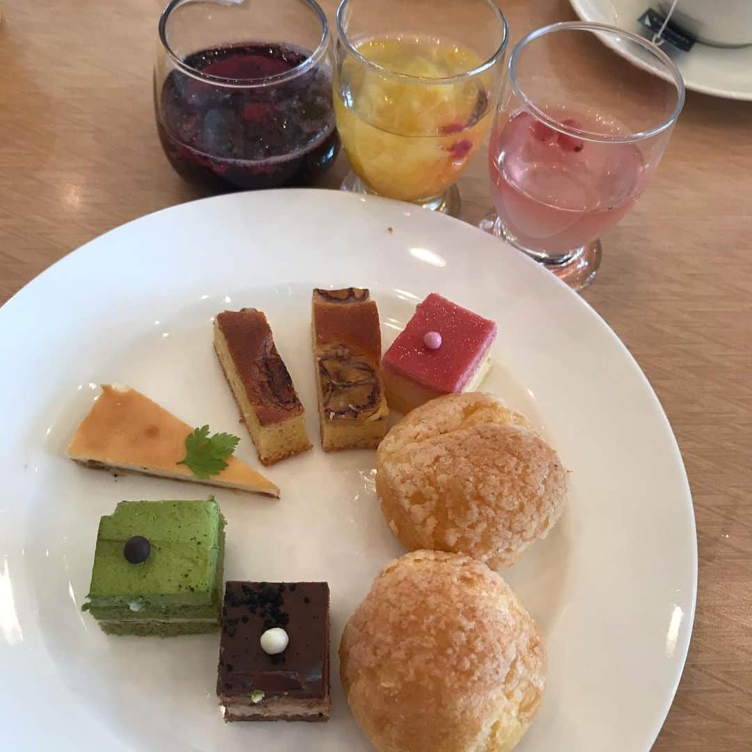 大西蘭のインスタグラム：「・ 家族でランチ🍽 ・ ケーキも美味しかった🍰 ・ ホテルだからサービスも安心だし、食べた後もお茶を飲みながらくつろげて良かった💕 ・ こぐまちゃんは甥っ子たちに会えて大興奮でした🐻 ・ 富山駅前で開かれていた @02magazine_facebook のイベントも見てきました♬ ベーグルやクッキーも買って満足満足😍 ・ ・ #anacrowneplaza #anacrownplazatoyama #アナクラウンプラザホテル富山 #ホテルランチ #家族ランチ #ゼロニィ」