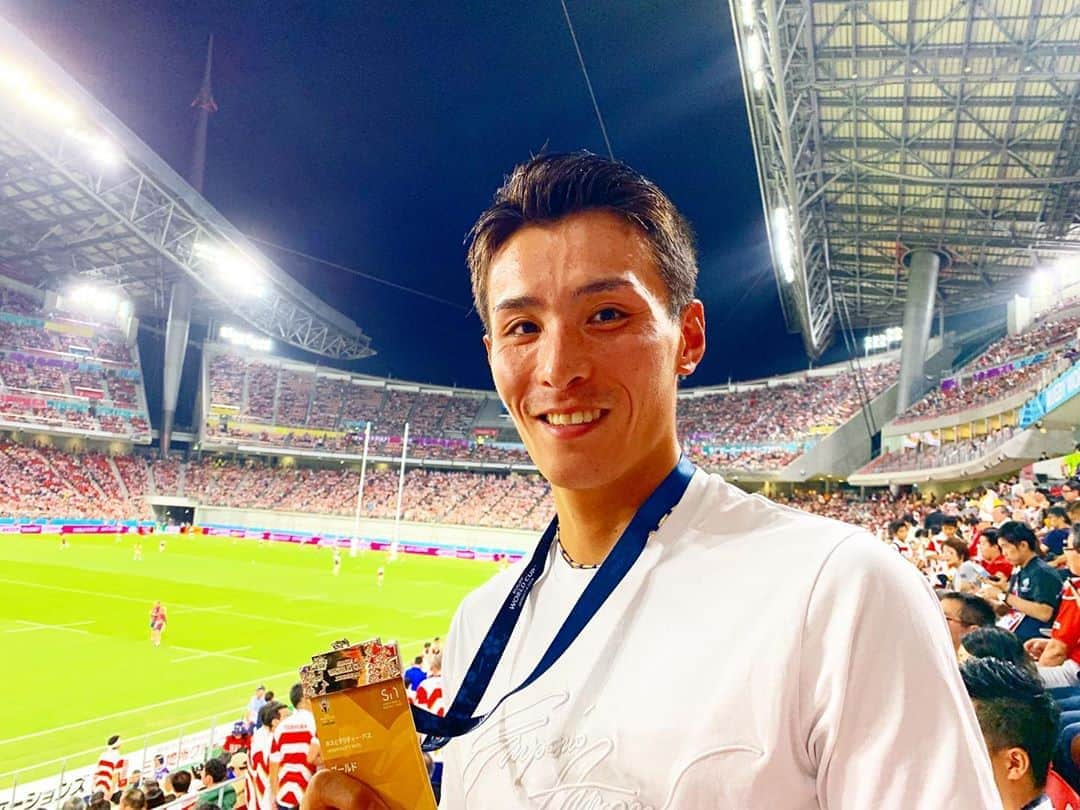 服部勇馬のインスタグラム：「ラグビーW杯🏉 日本対サモア戦、観に行ってきました🇯🇵🇼🇸 日本チーム3連勝🎉 試合に向けて、入念な準備、対策とても勉強になりました。 お互いを讃え合う、リスペクトの精神素晴らしい。  刺激をもらいました。  次戦はスコットランド戦、勝ってグループ首位通過してほしい！！ #ラグビーワールドカップ2019 #日本代表ラグビー」