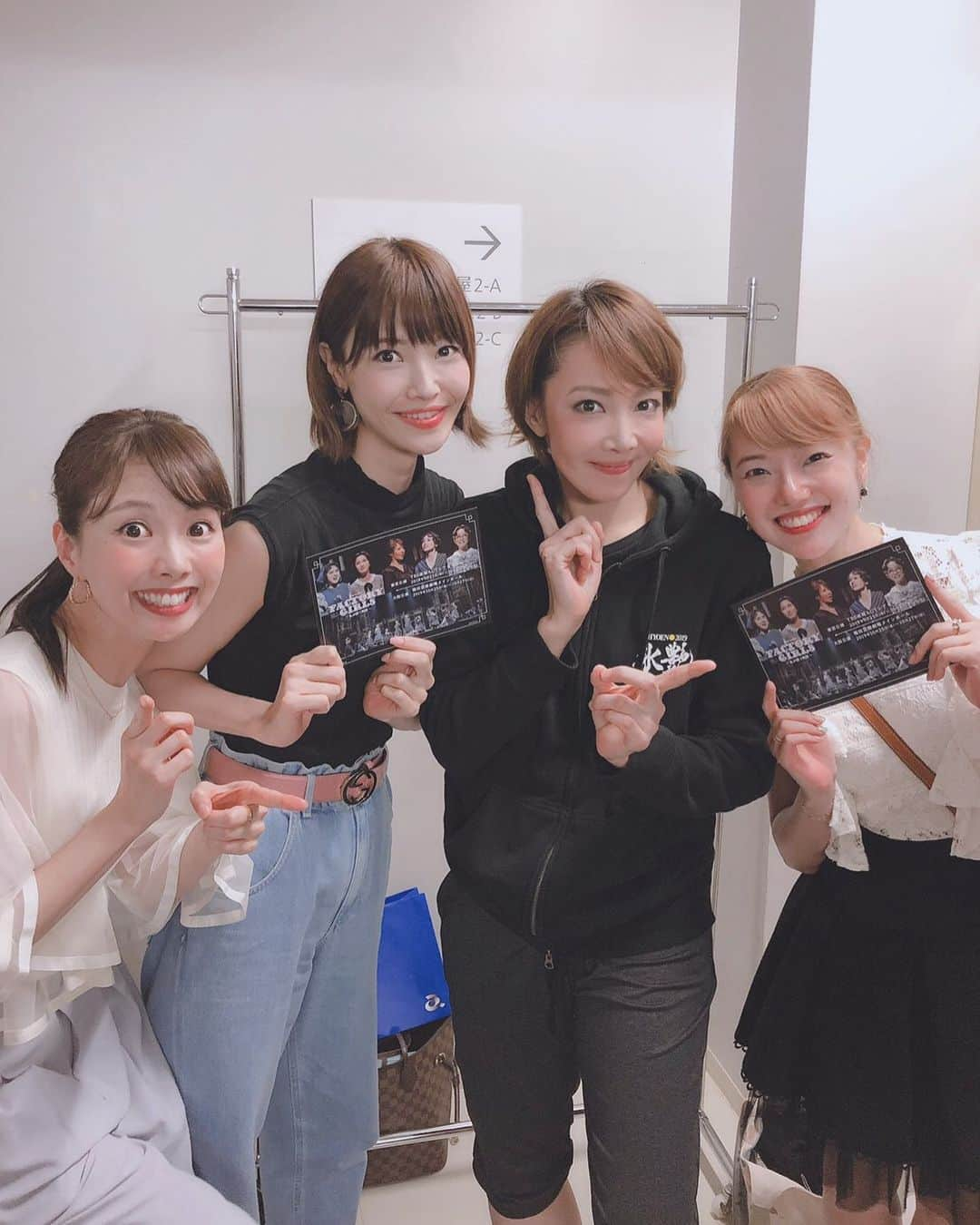 妃海風さんのインスタグラム写真 - (妃海風Instagram)「「FACTORY GIRLS～私が描く物語～」 . を観に行きまして✨👀❤️ . この日はちえさんを始め、れなさん、あいりさんに久々にお会い出来てテンション上がりましたし、あと、星組生にも何人か会えて、それはそれは嬉しい観劇となりました😊💖 . ちえさん(柚希礼音さん)の舞台を観ると、ほんっとうに心が前向きになりますし、正しく真っ直ぐ笑顔で生きていこう！✨✨って、なります。 今回のちえさんのお役も、自分が大切と思うものは、自分の力で、真っ直ぐな心と言葉で守っていく、大切にしていく。。というような女性で。 なんだか、ちえさんにぴったりでして🥺✨ ちえさんのお芝居も、全く嘘なんてない、心からの全身全霊のお芝居で、私は心打たれまくりました！ ちえさん。。すてきです、かっこいいです！！✨✨✨ . パワーチャージをたっっくさんした、観劇となりました😊✨✨✨ . #FACTORYGIRLS私が描く物語 #赤坂ACTシアター #柚希礼音 さん #愛水せれな さん #十碧れいや さん #パワーチャージ ！」10月5日 22時36分 - fuhinami_official