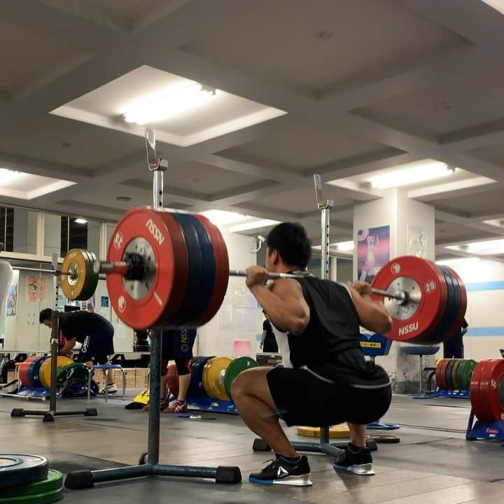 のインスタグラム：「- back squat 200x10  世界選手権が終わってようやく怪我も含めた体の調子が良くなってきた。12月にまた試合を予定している中で、最優先として強化しないといけないのがやはりスクワット。  更なる記録向上へ向け、この1ヶ月間はスクワットに #耐えて勝つ  #ウエイトリフティングやろうぜ #weightlifting #snatch #cleanandjerk #squat #deadlift  #耐えて勝つ #率先垂範 #山本俊樹 #LEGACYLIFTER #nano9」