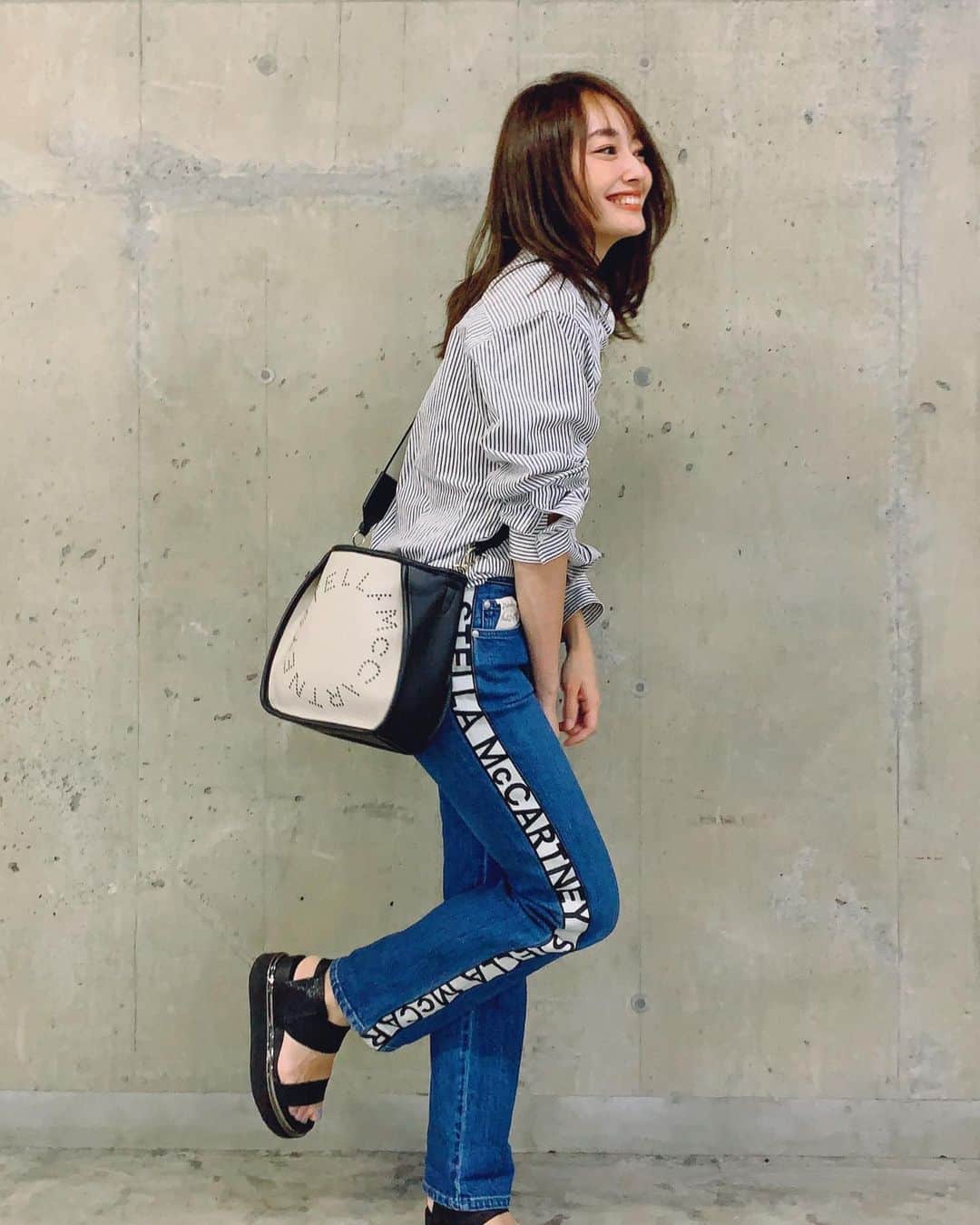 小祝麻里亜のインスタグラム：「最高気温34度と驚きの本日🔥暦を間違ってるんじゃないかとカレンダーを見直しちゃいます😂  写真を地下で撮ったから暗く撮れちゃったけど、Instasizeってアプリで自然に明るく修正できました🙆‍♀️🙆‍♀️ ． ． みなさんおすすめアプリあったら教えてください🙇‍♀️ 綺麗に撮れるiPhone11やpixelも憧れる。( 契約上あと一年以上変えられないけど🙃🙃 ． ． ． ＿＿＿＿＿＿＿ #outfit #coordinate #look #instafashion #denim #sustainablefashion #셀스타그램 #얼스타그램 #코디 #스타일링 #데일리 #데일리룩 #오오티디 #サステナブルファッション #きょコ」