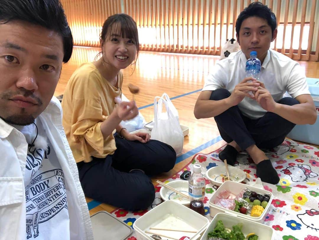 藤村晃輝さんのインスタグラム写真 - (藤村晃輝Instagram)「スパーク魂ロケでの1枚。さあ、どんなシチュエーションなのでしょうか🤔 今週は和田アナの『気になるワダだわ』をお届けします。例の如く和田ちゃんが自由気ままにやっております🤣笑 明日は5分だけ遅い23時30分からの放送です🙇‍♂️ #森さんいつもふいに撮影する癖 #それでも何か対応したい2人 #その場にあるものを駆使して立ち向かう #対応力とは  #テレビ大分  #スパーク魂 #アナウンサー #和田綾香 #森祐作 #藤村晃輝」10月5日 22時37分 - fujimura_koki_tos