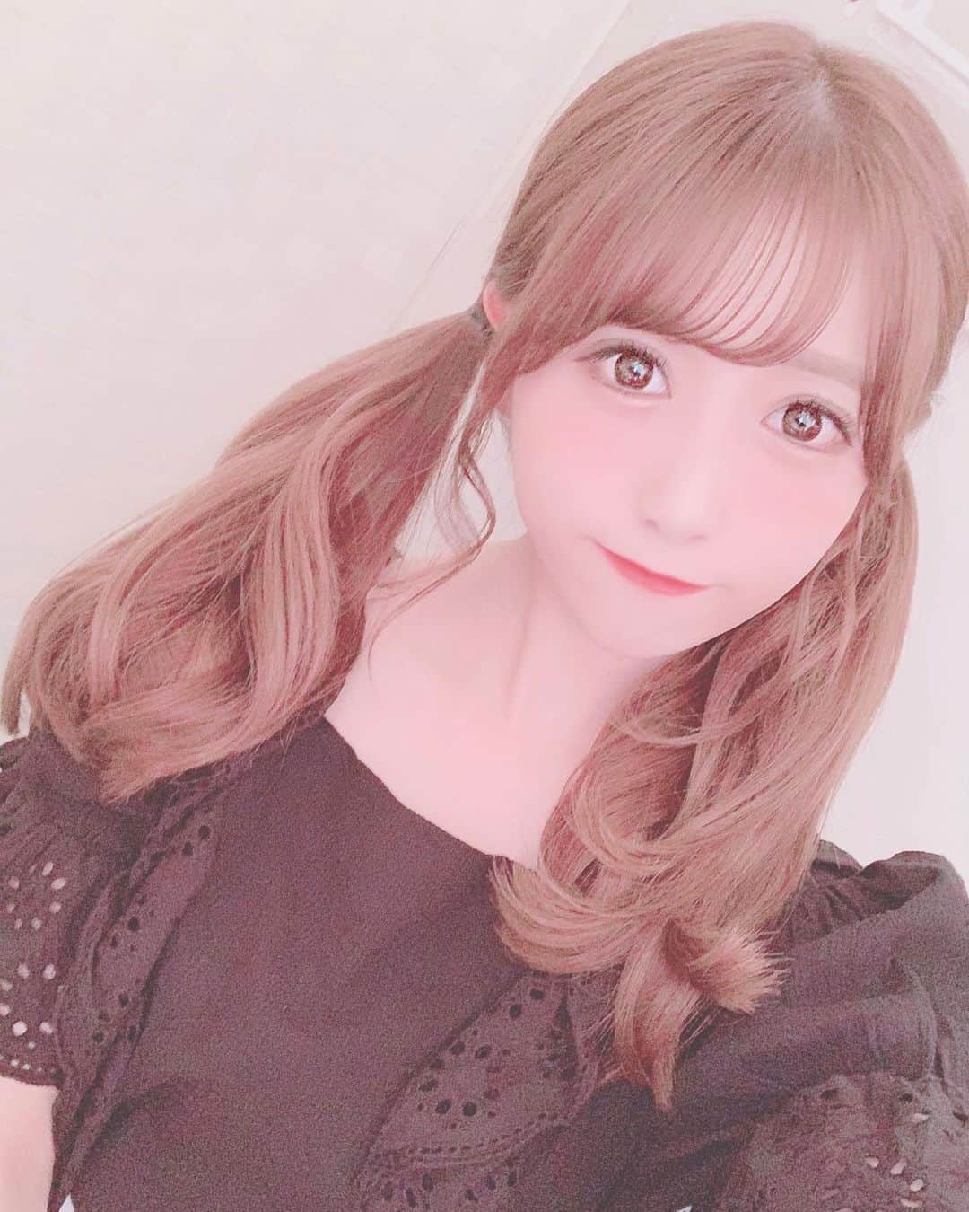 田口未彩さんのインスタグラム写真 - (田口未彩Instagram)「🎀 . . 昨日ココラッシュというマツエクサロンに 初めてお邪魔してきました❤︎ . デザインは、 フラットラッシュ 180本 Cカール 0.2ミリ 長さ（11 12 11） 真ん中長めのデザインです❤︎ . . みぃのインスタ見たと言ってもらえると ❤︎フラットラッシュ140本→¥5000円 ❤︎フラットラッシュつけ放題 →¥5500 ❤︎オフ無料 になるみたいでお得だよ〜〜🎀 . . 予約は電話または、ホットペッパーからできます❤︎ . Tel:03-6804-0757 ココラッシュ 三軒茶屋店 . 東京都世田谷区太子堂４－２２－７ 森住ビル５階 . . #マツエク #まつ毛エクステ #美容 #マツエクサロン #フラットラッシュ #アキシブ #ツインテール #下ツイン #低めツインテール #メイク #オレンジメイク #ピンクメイク #ピンク加工 #量産型 #量産 #量産型女子 #ヘアアレンジ」10月5日 22時47分 - miiro_taguchi